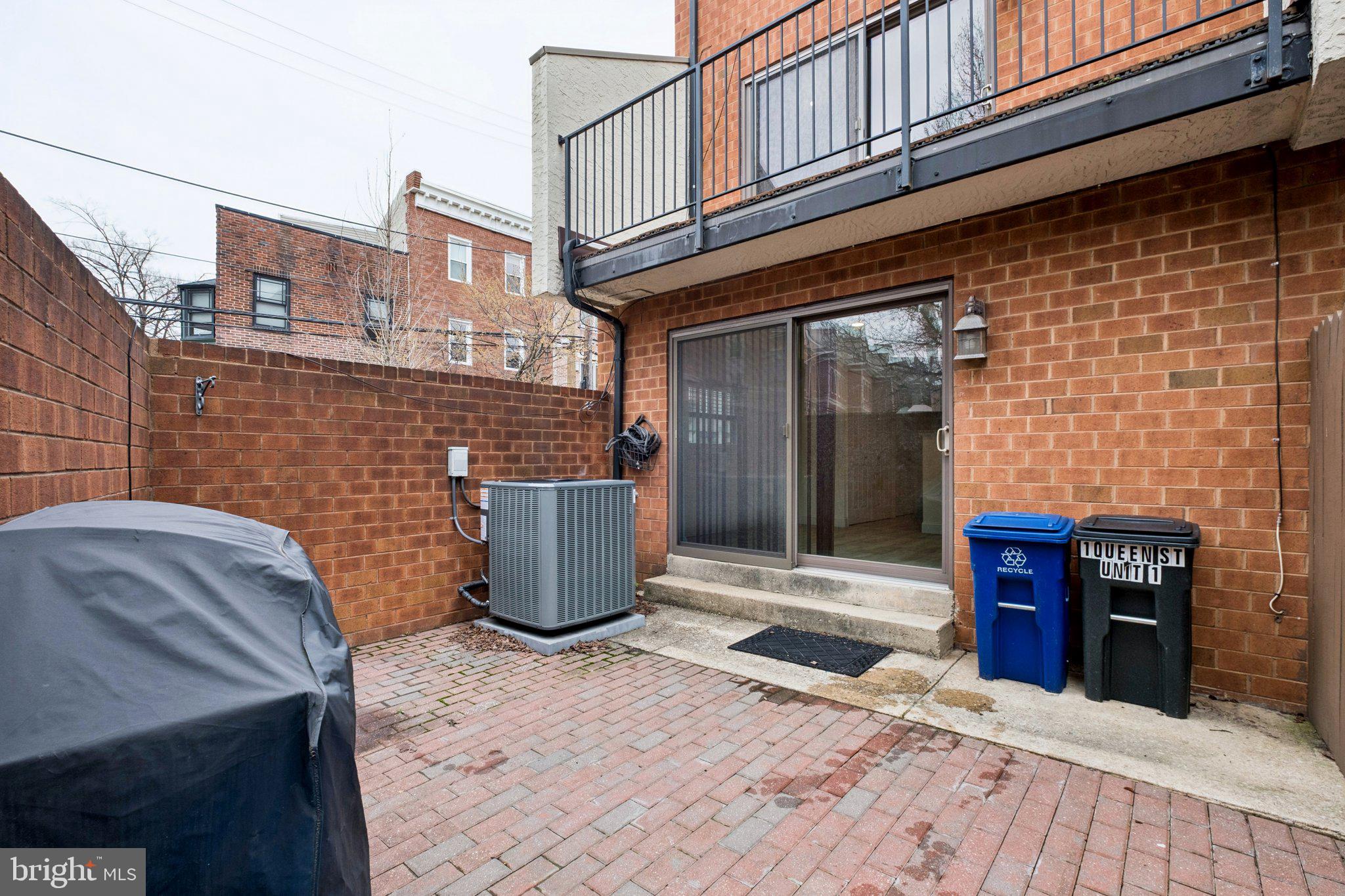 QUEEN VILLAGE - Residential