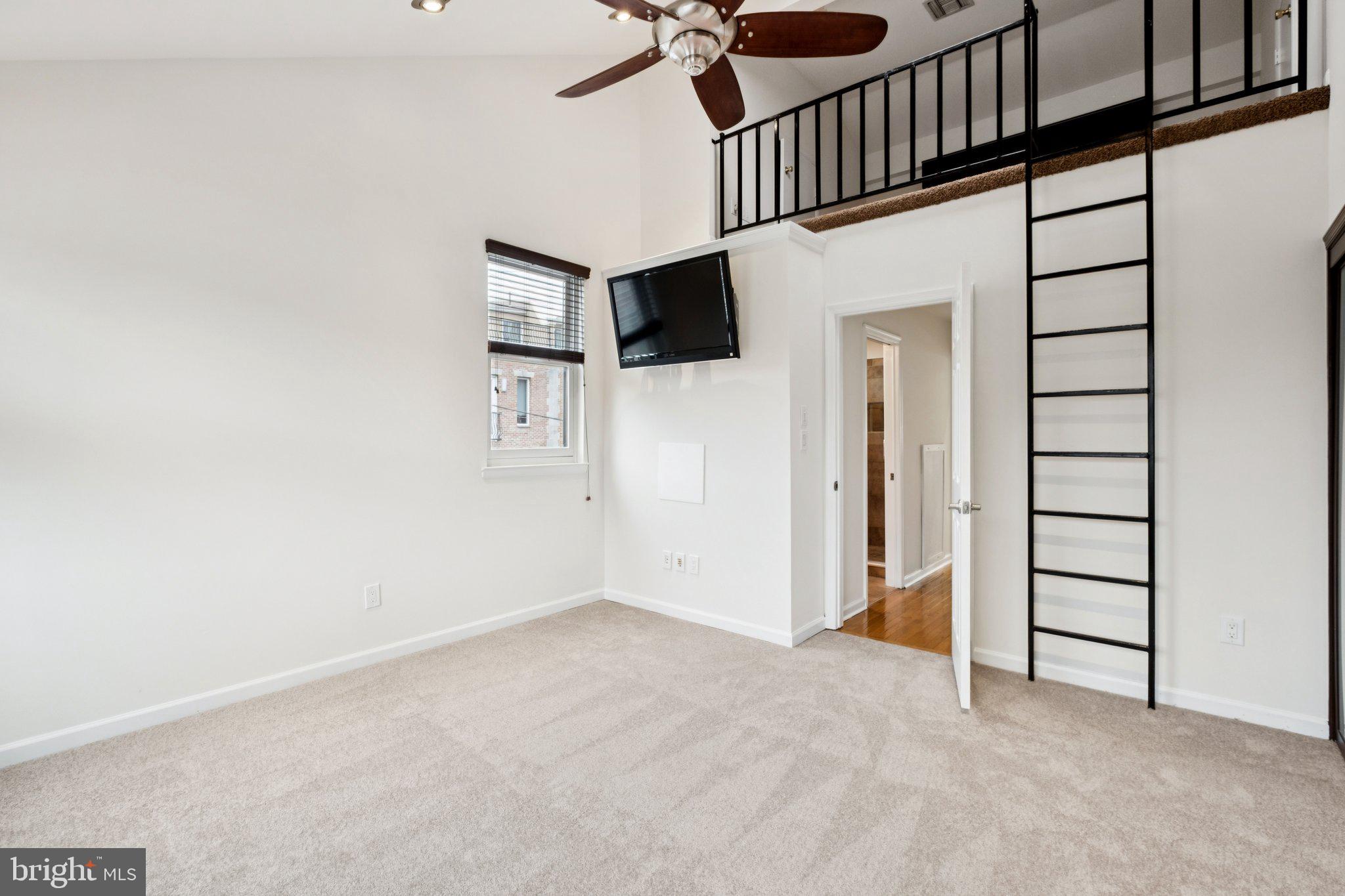 QUEEN VILLAGE - Residential