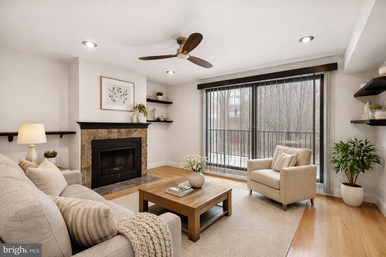 QUEEN VILLAGE - Residential