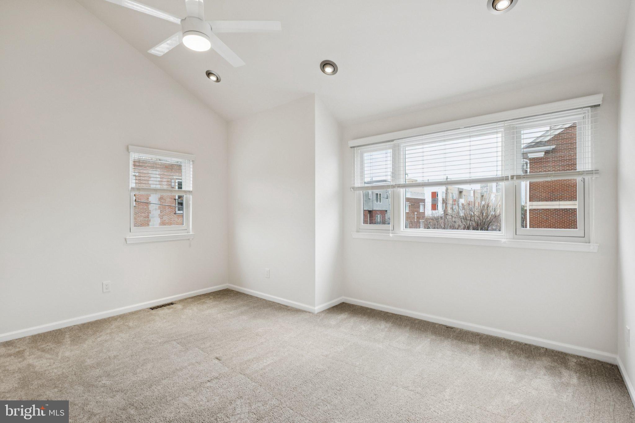 QUEEN VILLAGE - Residential