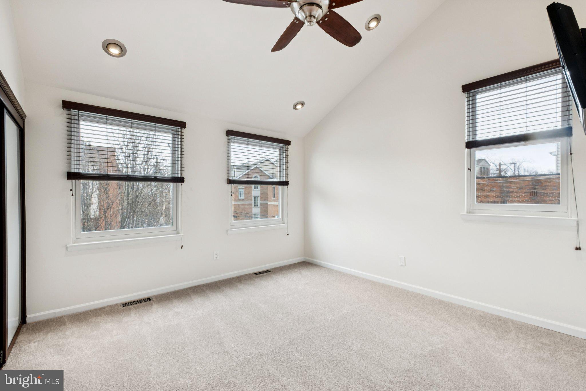 QUEEN VILLAGE - Residential