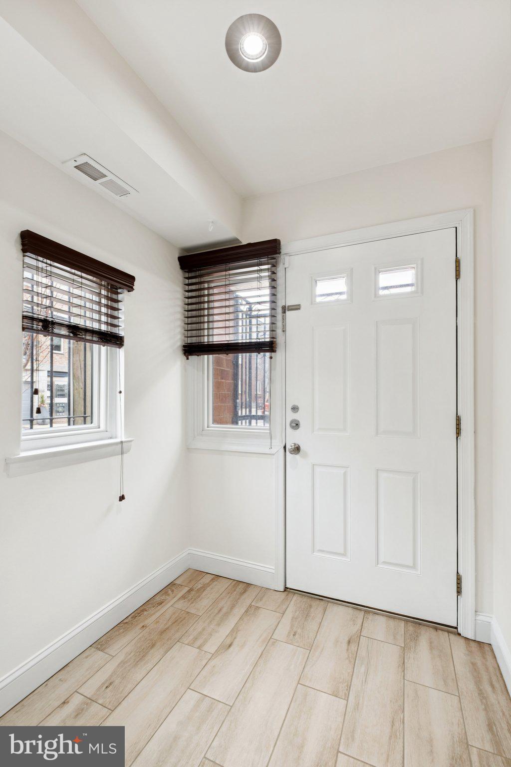 QUEEN VILLAGE - Residential