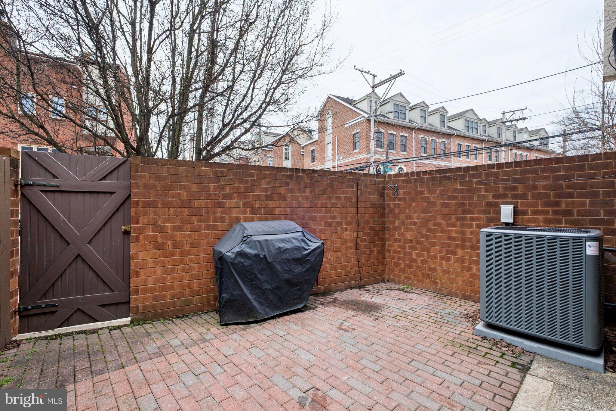 QUEEN VILLAGE - Residential