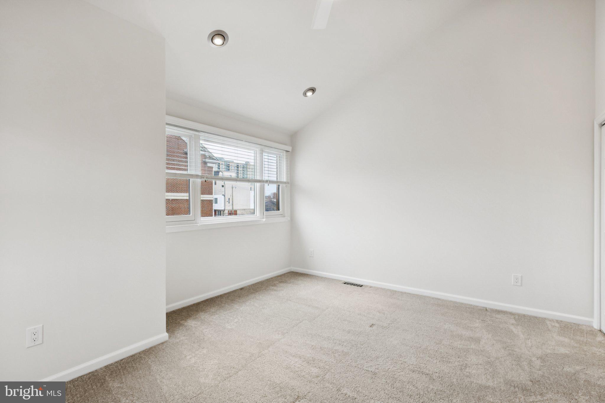 QUEEN VILLAGE - Residential