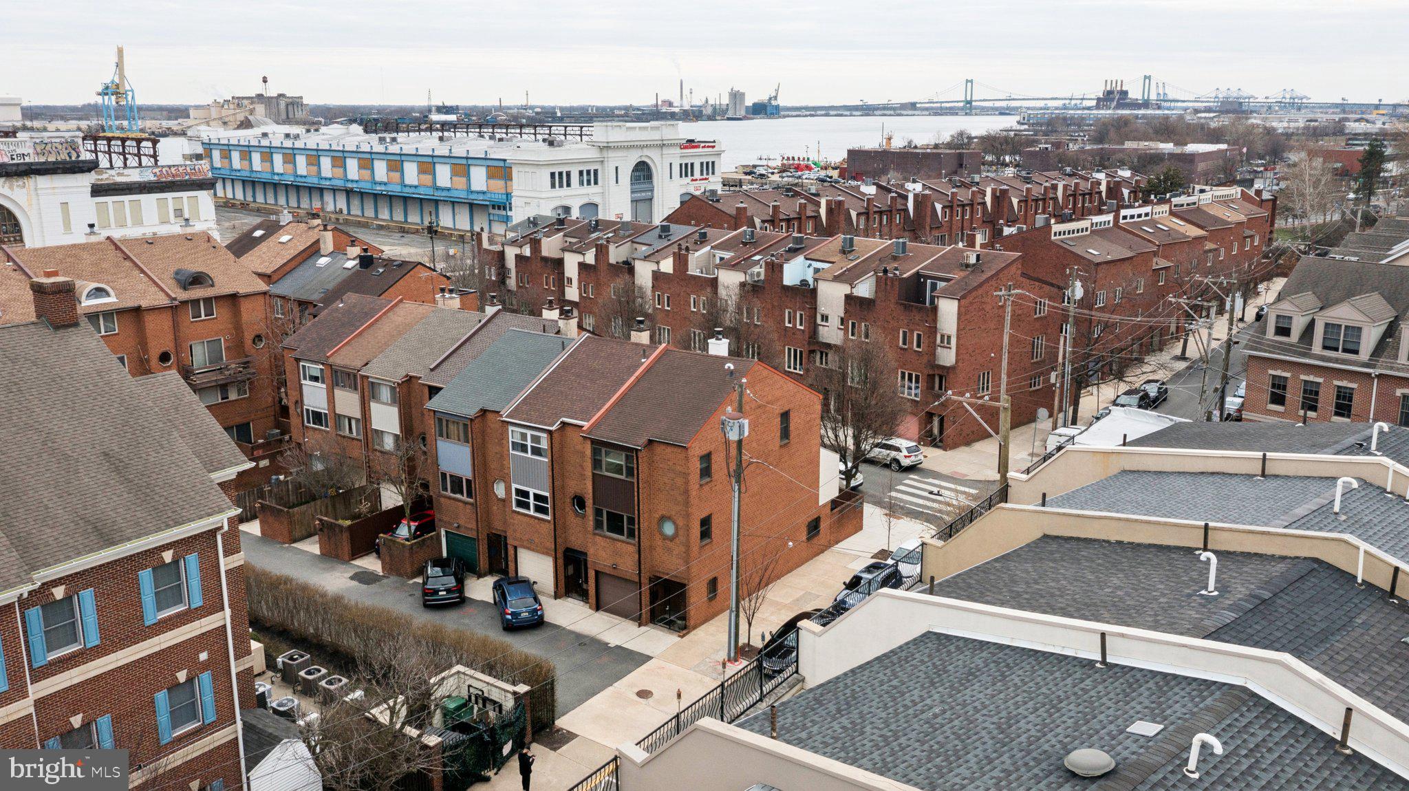 QUEEN VILLAGE - Residential