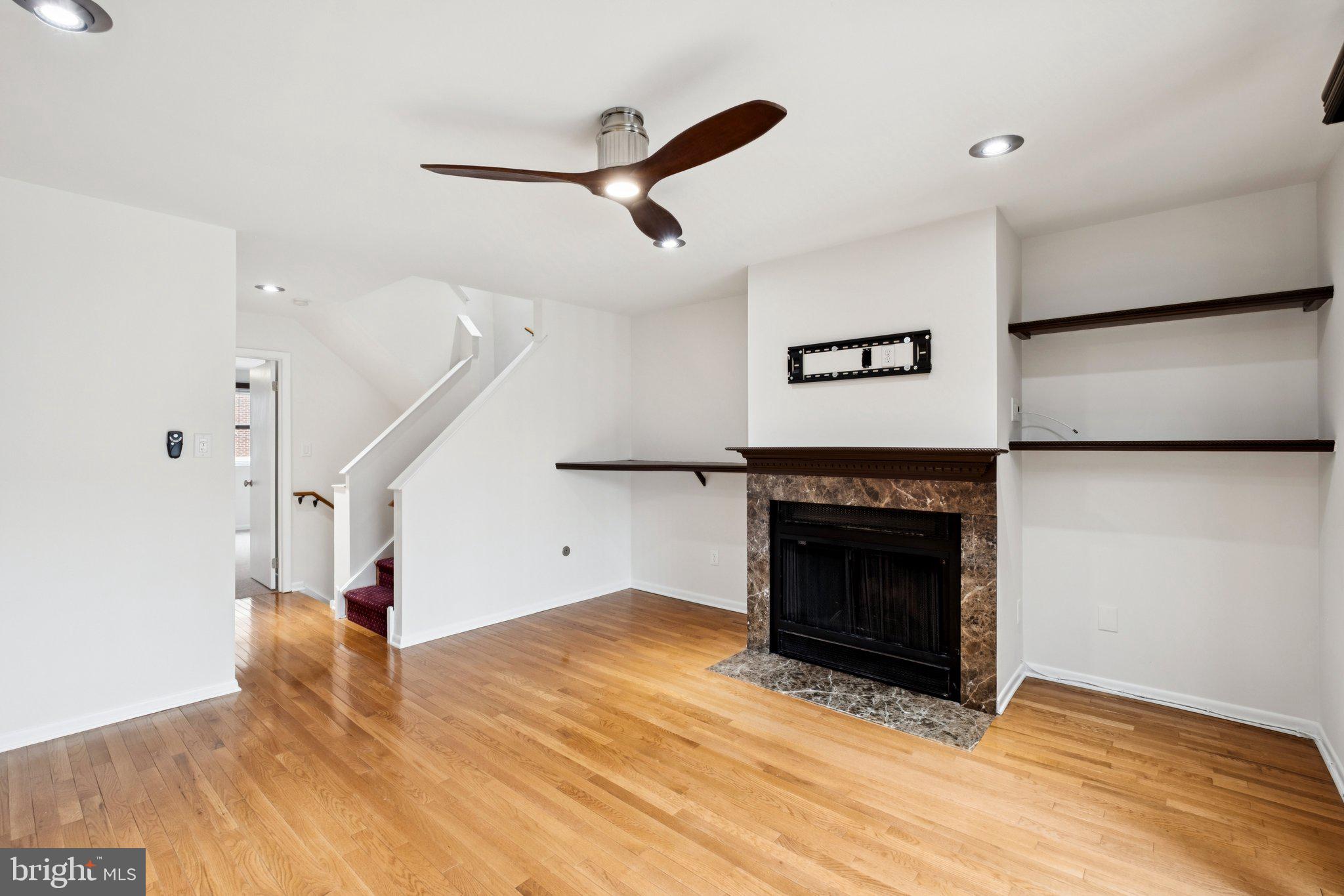 QUEEN VILLAGE - Residential