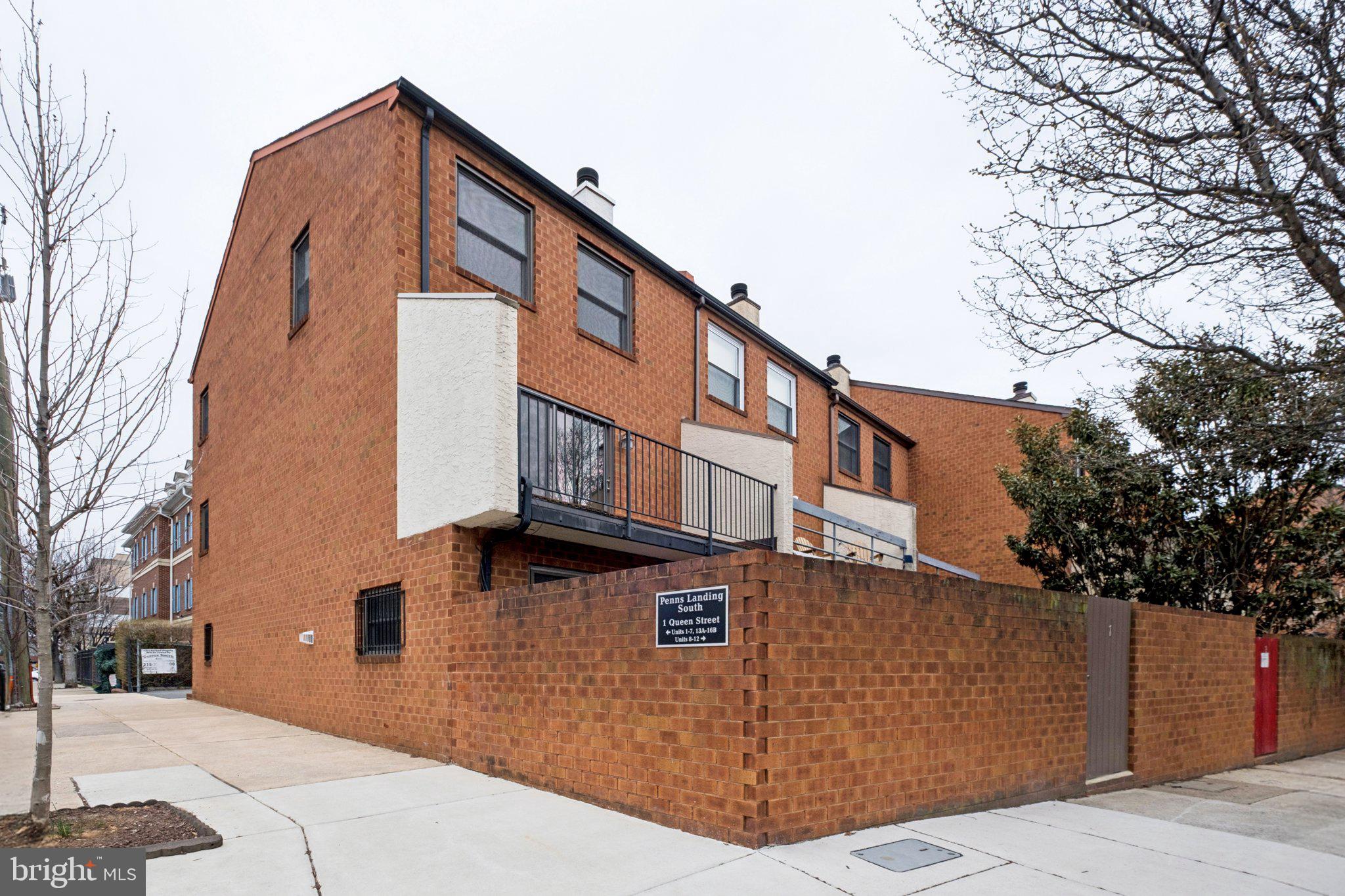 QUEEN VILLAGE - Residential