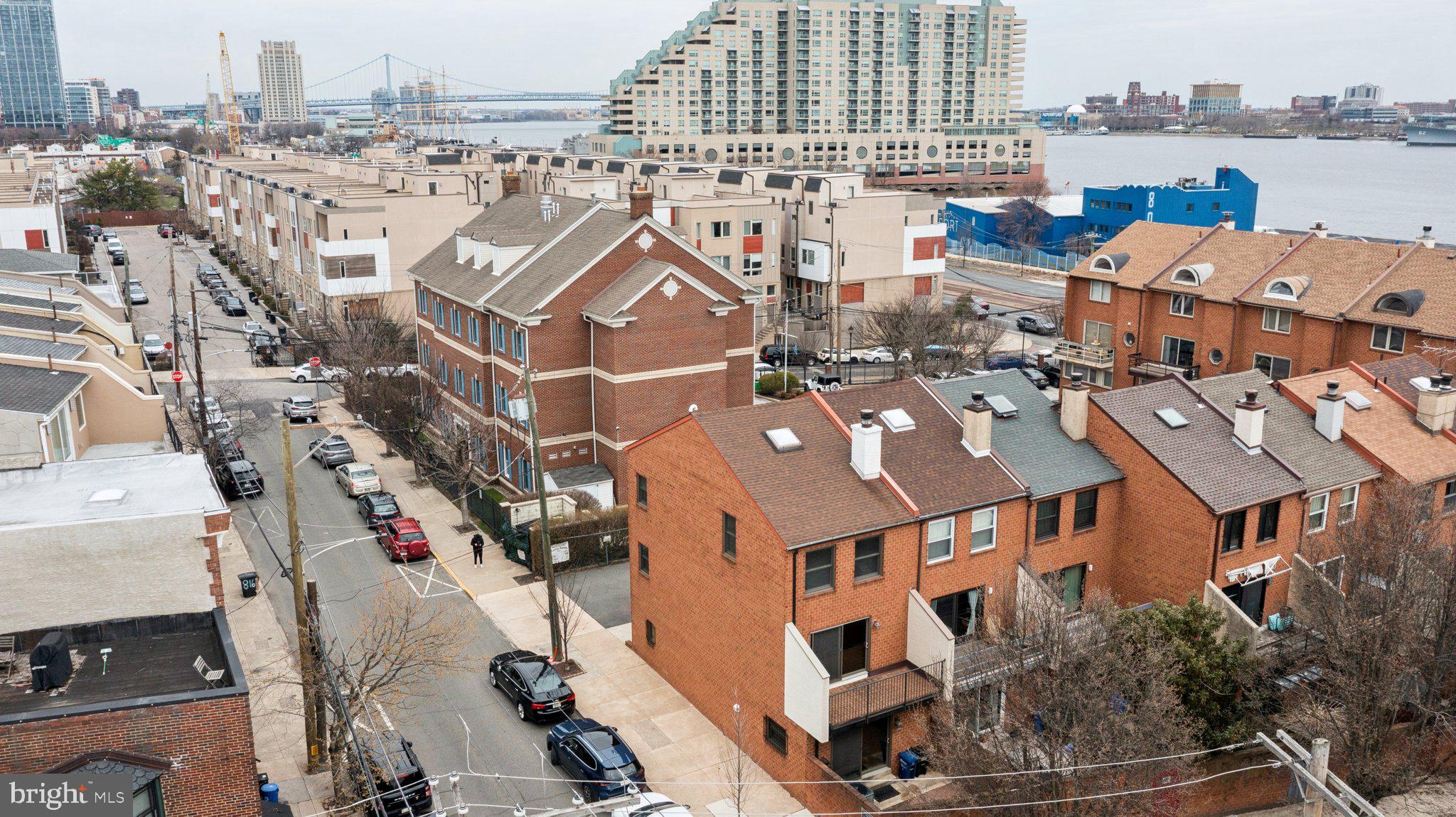 QUEEN VILLAGE - Residential