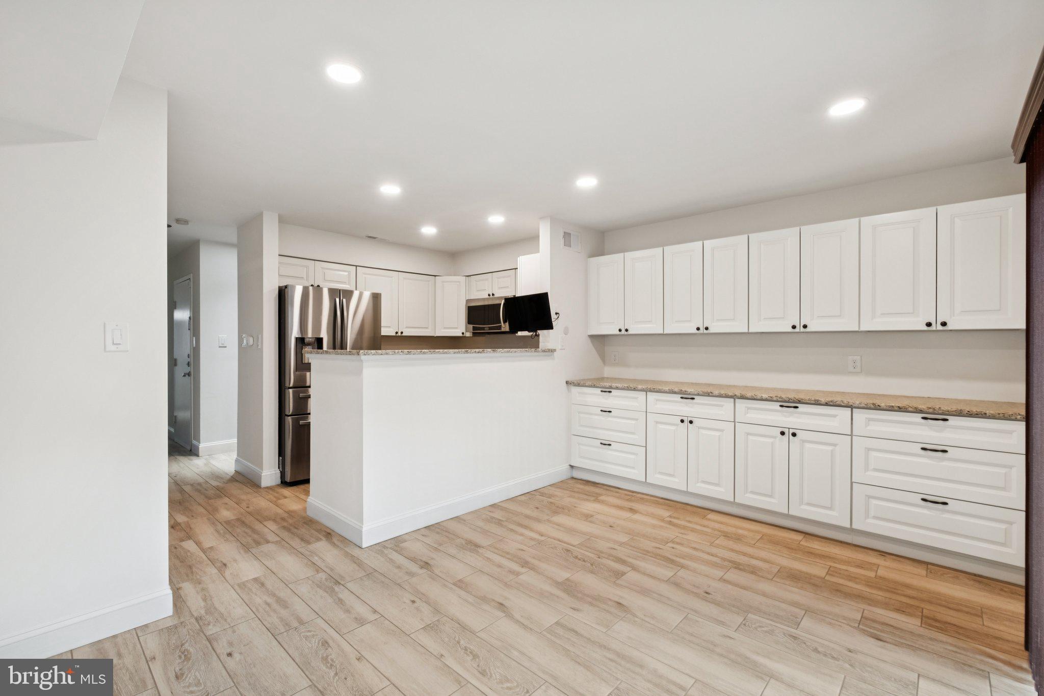 QUEEN VILLAGE - Residential