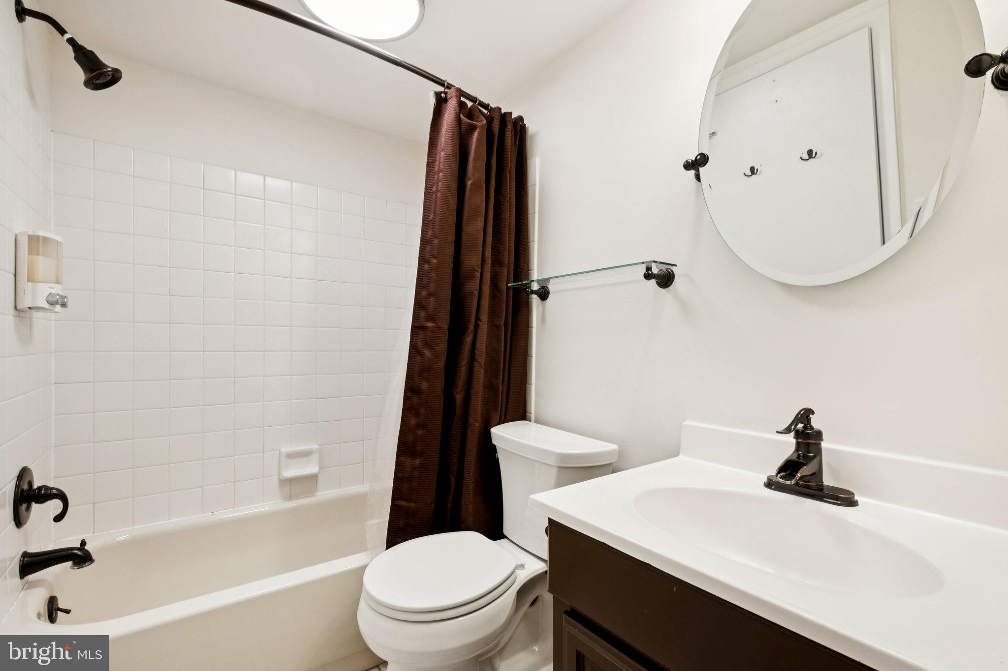 QUEEN VILLAGE - Residential