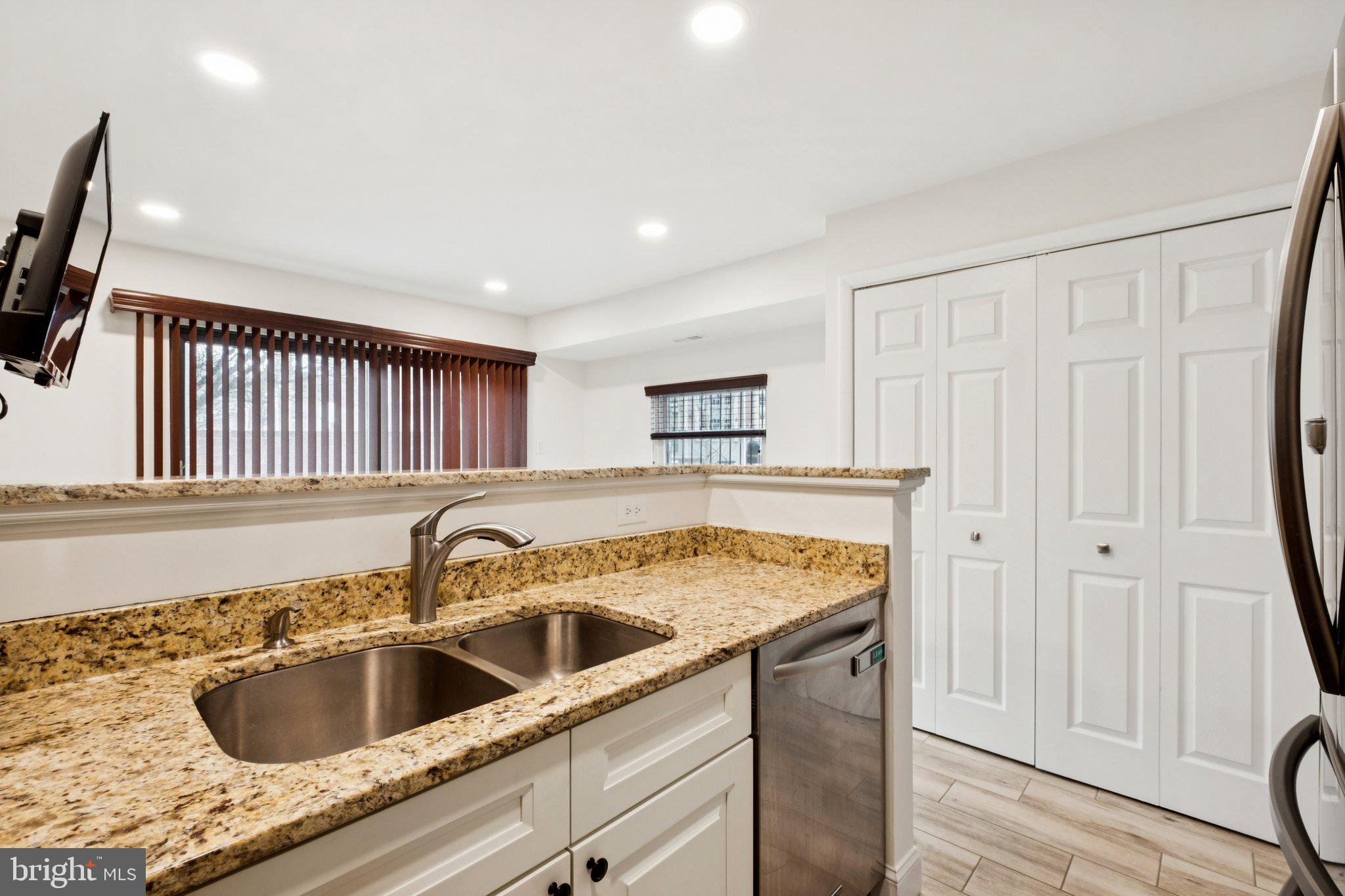 QUEEN VILLAGE - Residential