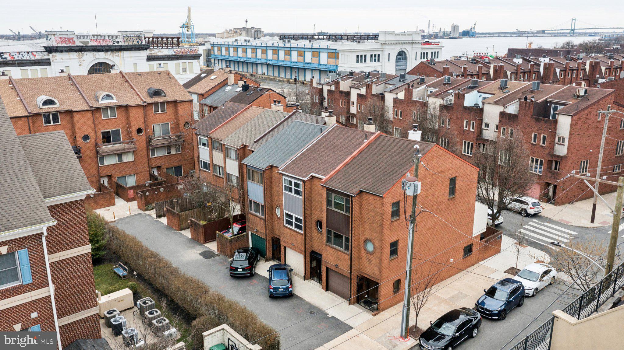 QUEEN VILLAGE - Residential