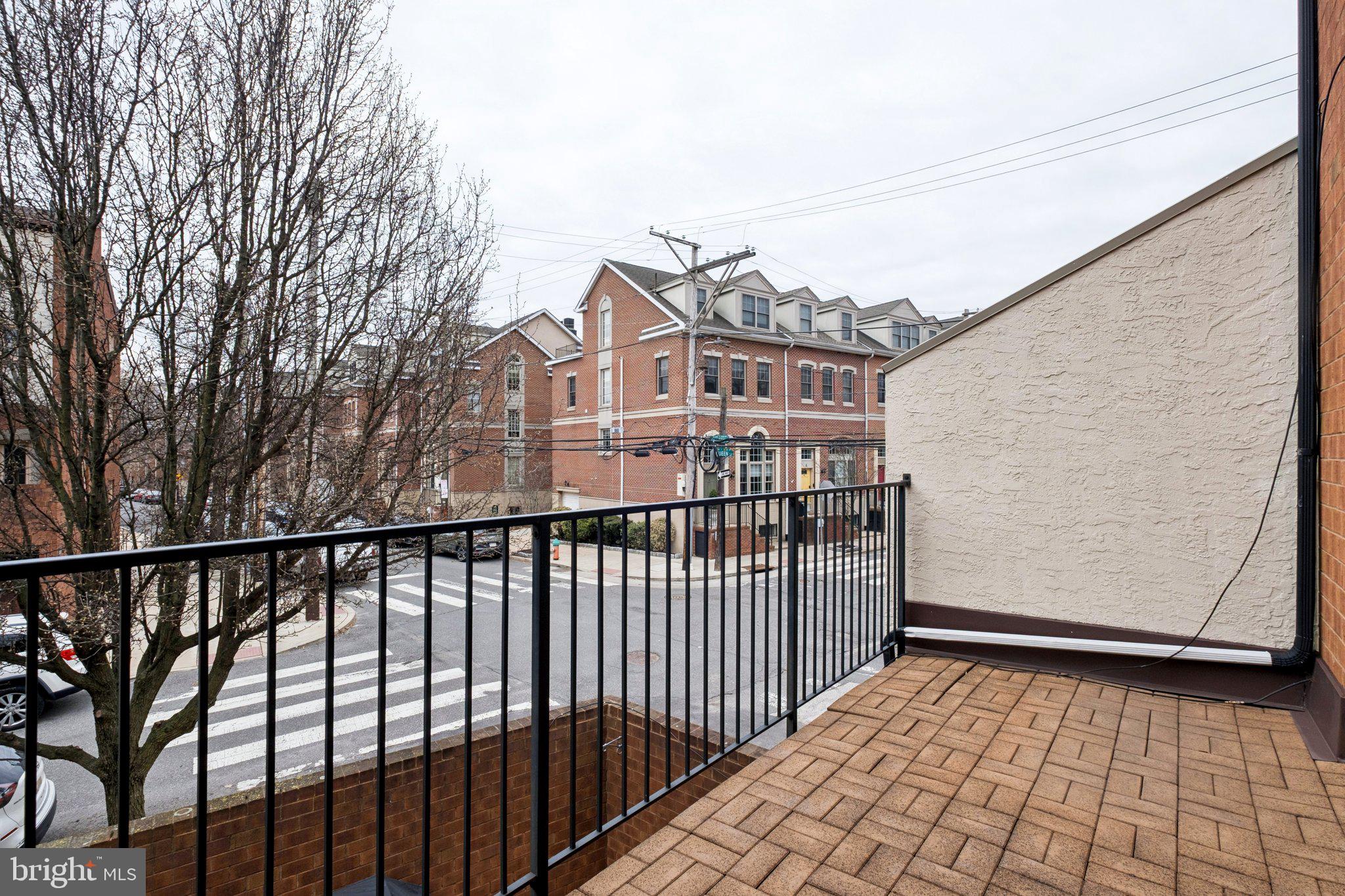 QUEEN VILLAGE - Residential