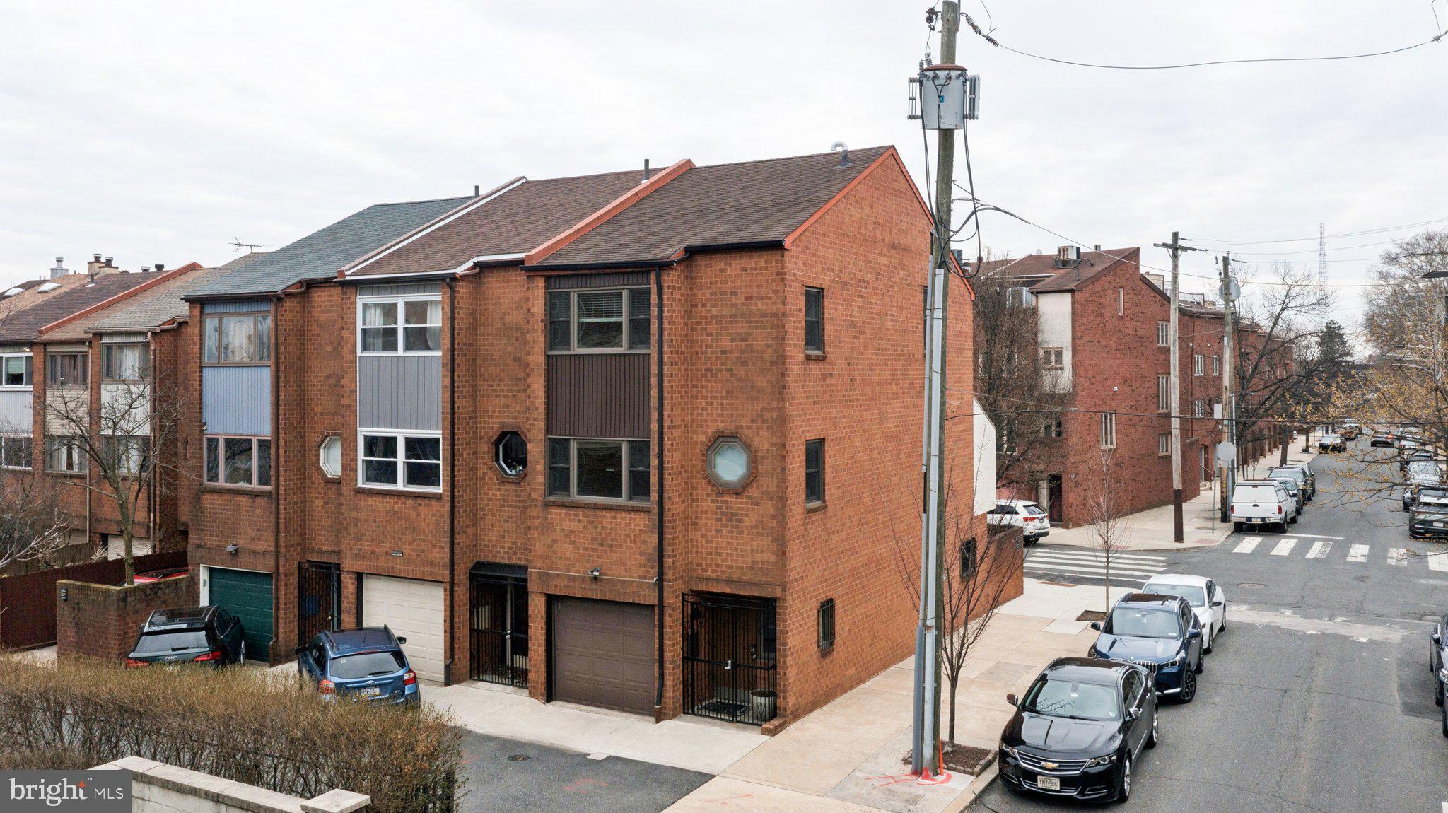 QUEEN VILLAGE - Residential