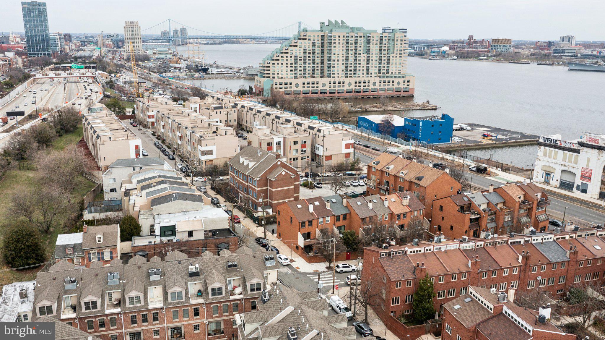 QUEEN VILLAGE - Residential