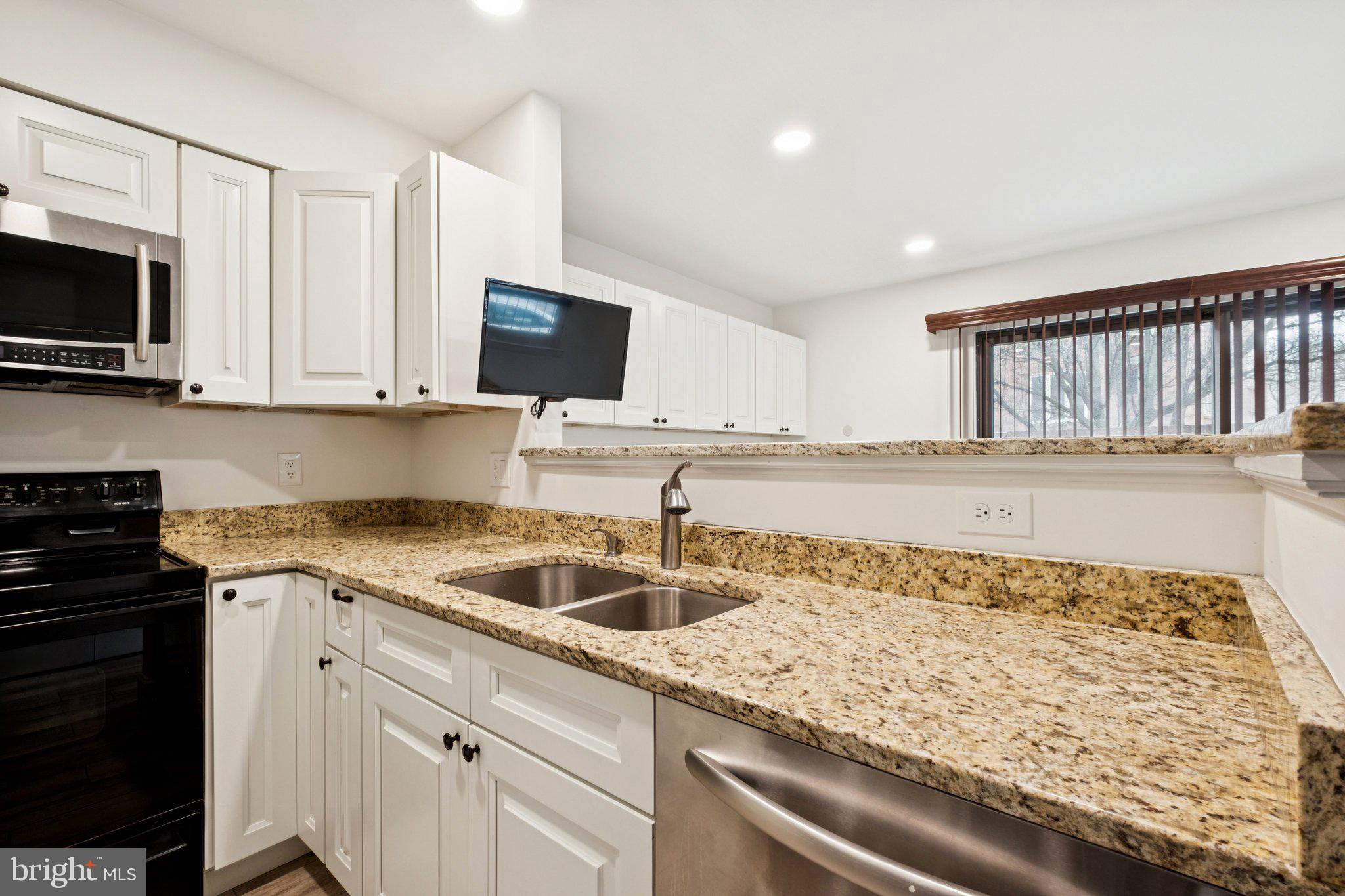 QUEEN VILLAGE - Residential