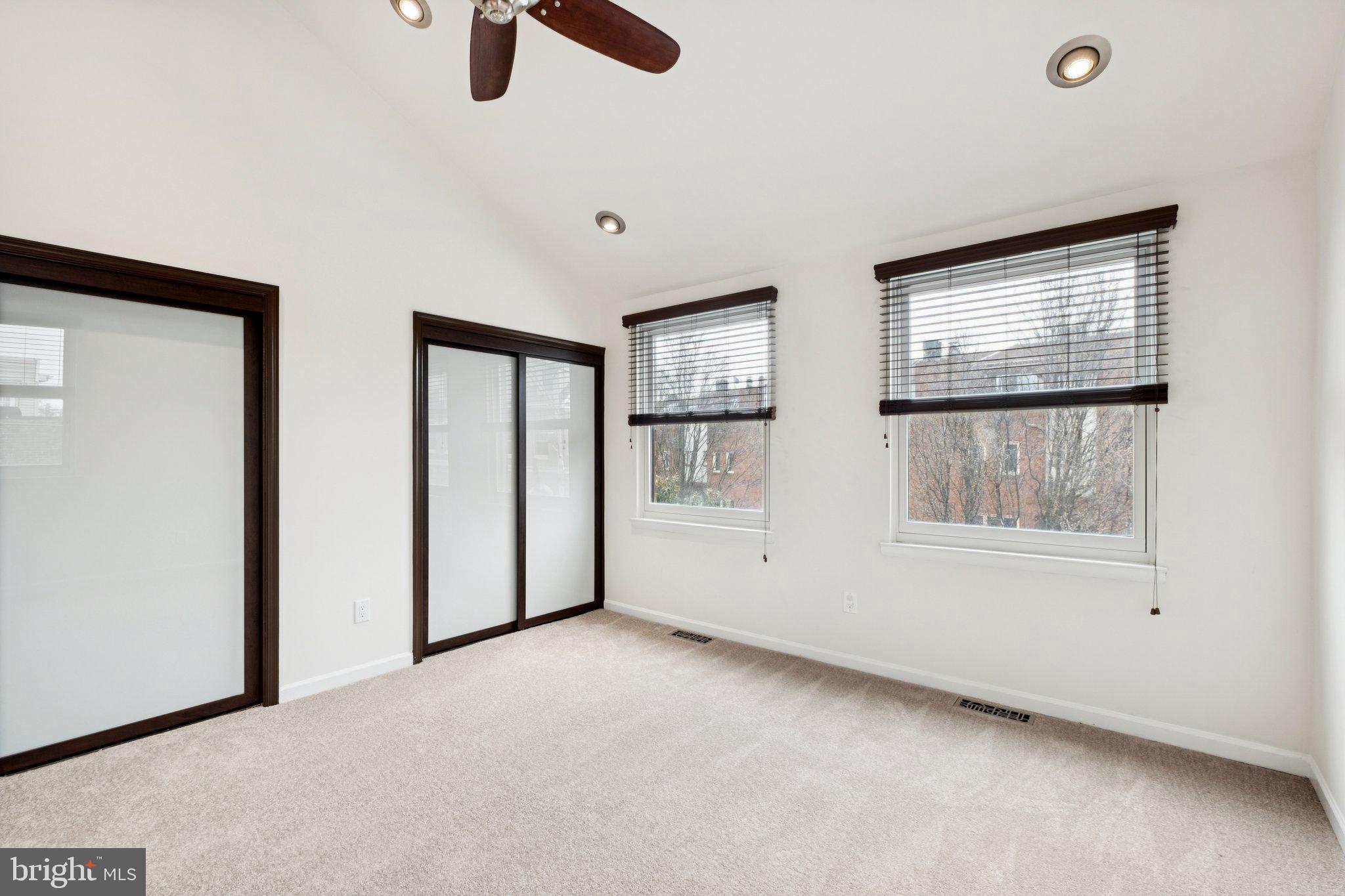 QUEEN VILLAGE - Residential