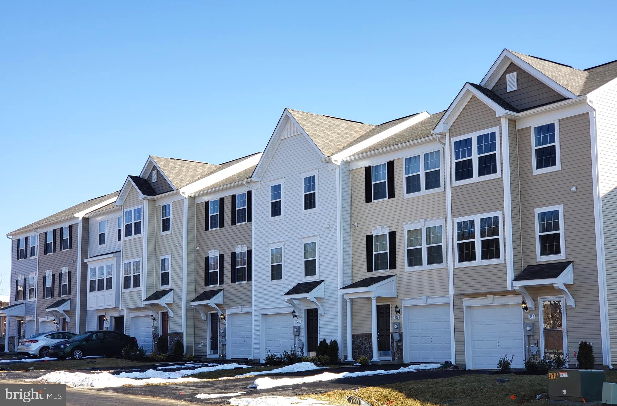 SELLING IN ADVANCE OF START!!! SUMMER DELIVERY!!! LOWEST PRICE IN THE AREA! 100% FINANCING & CLOSING COST MONEY! York II garage town, INTERIOR UNIT, 8' Morning Room, stainless appliances, Silestone countertops, 42" cabinets & kitchen island, hardwood in kitchen & MR, deluxe owners bath with separate shower & soaking tub, finished lower level rec room with walkout & bath rough in. Double Box Bay Window on front of home with Stone Water Table!