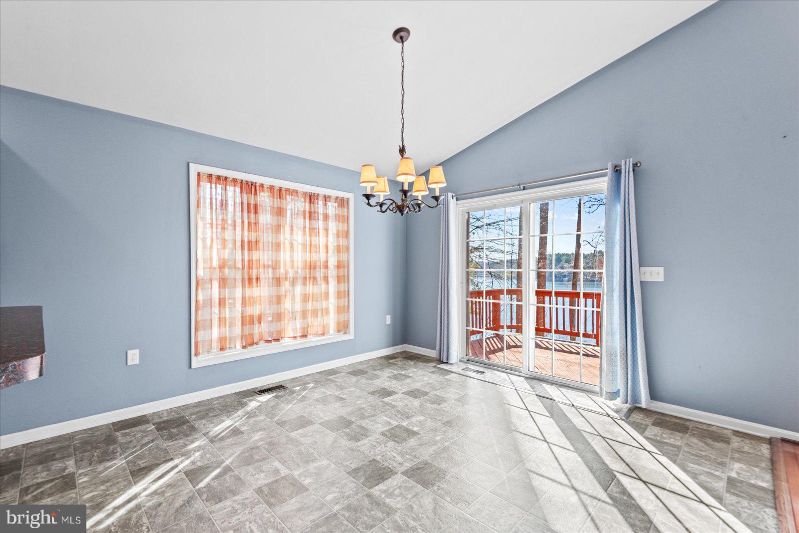 LAKE CAROLINE - Residential