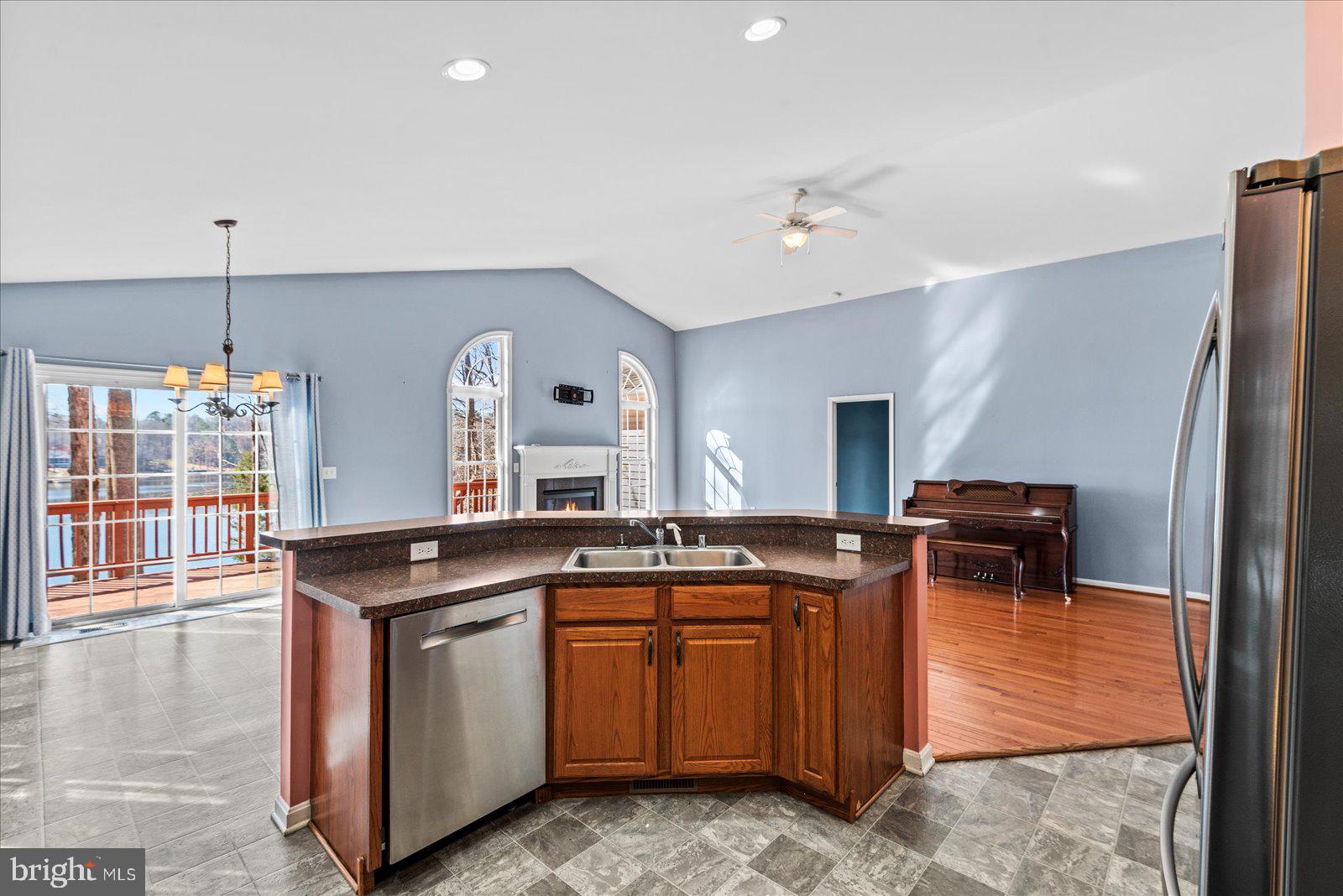 LAKE CAROLINE - Residential