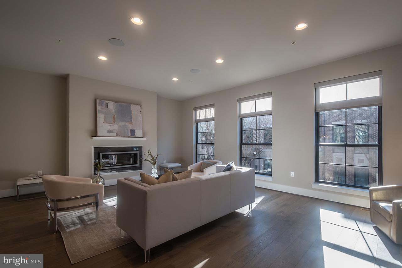 ONE LOUDOUN - Residential