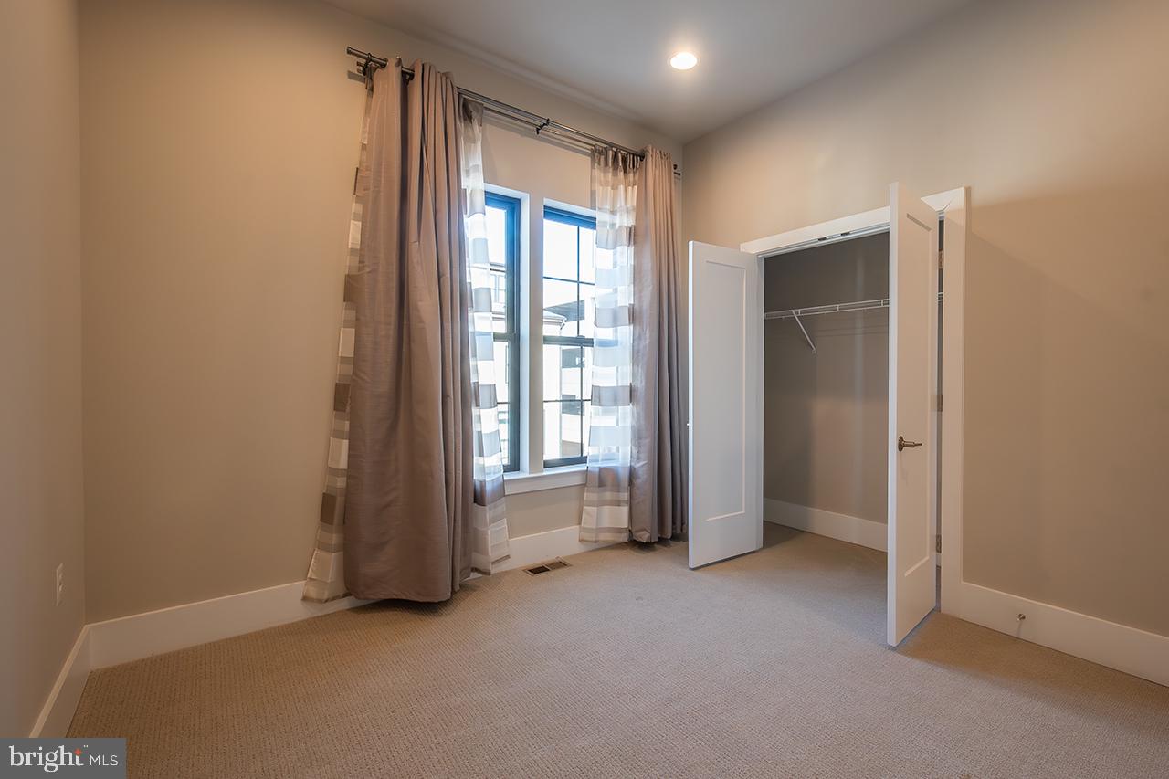 ONE LOUDOUN - Residential