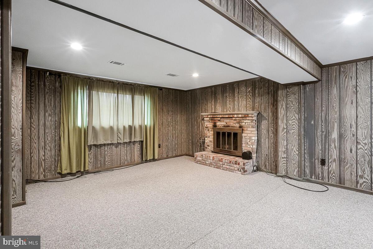 CRESTVIEW MANOR - Residential Lease