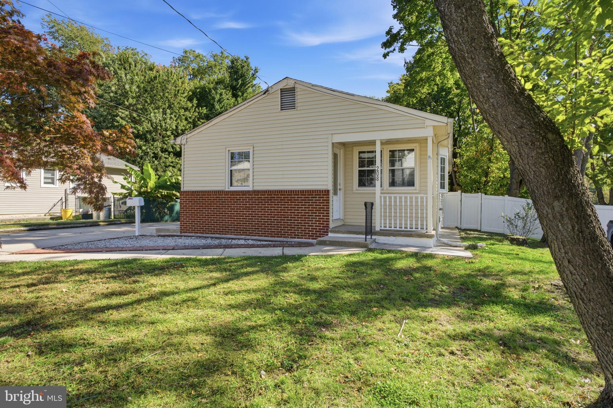 208 CEDAR AVENUE W