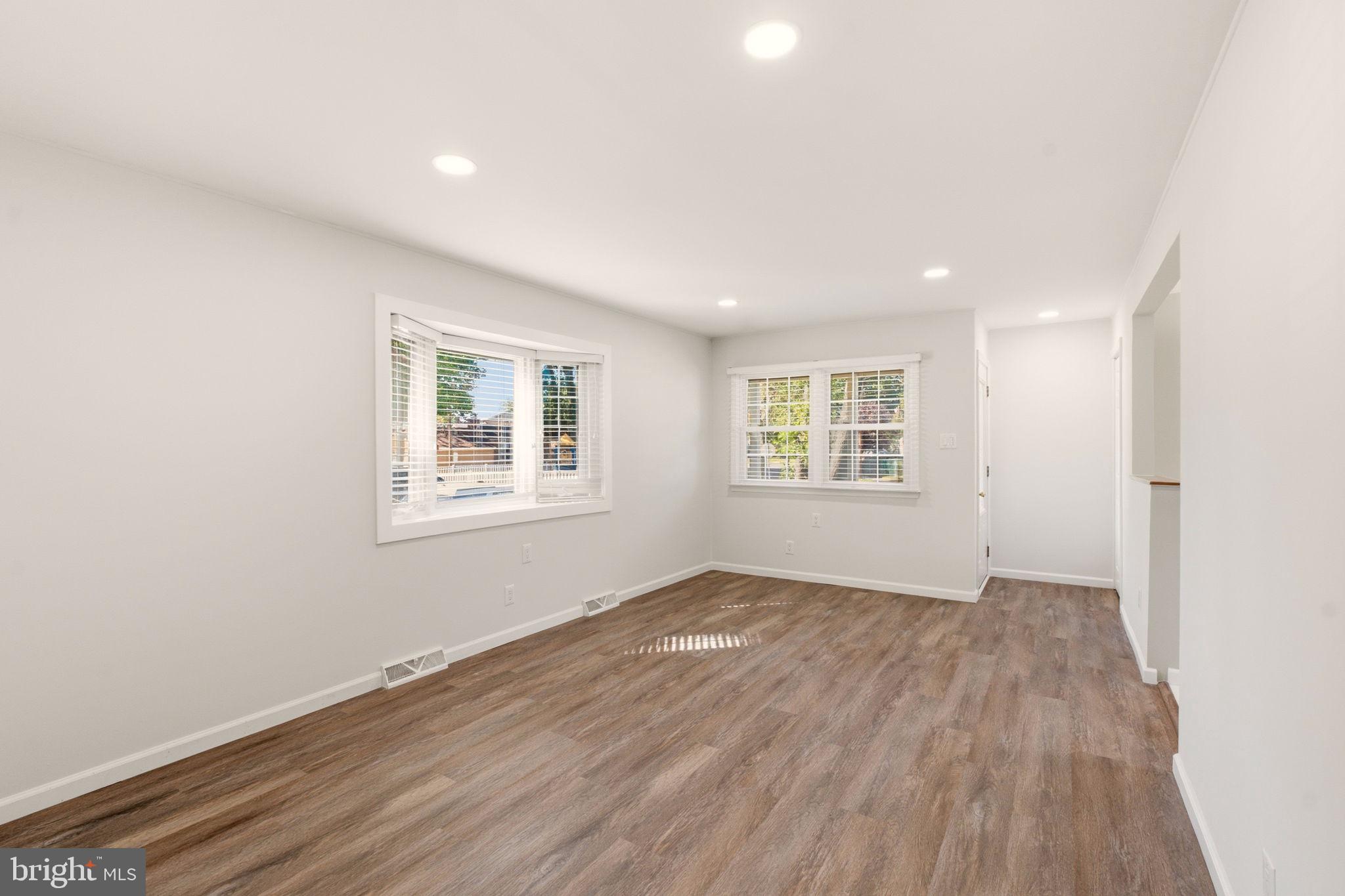208 CEDAR AVENUE W