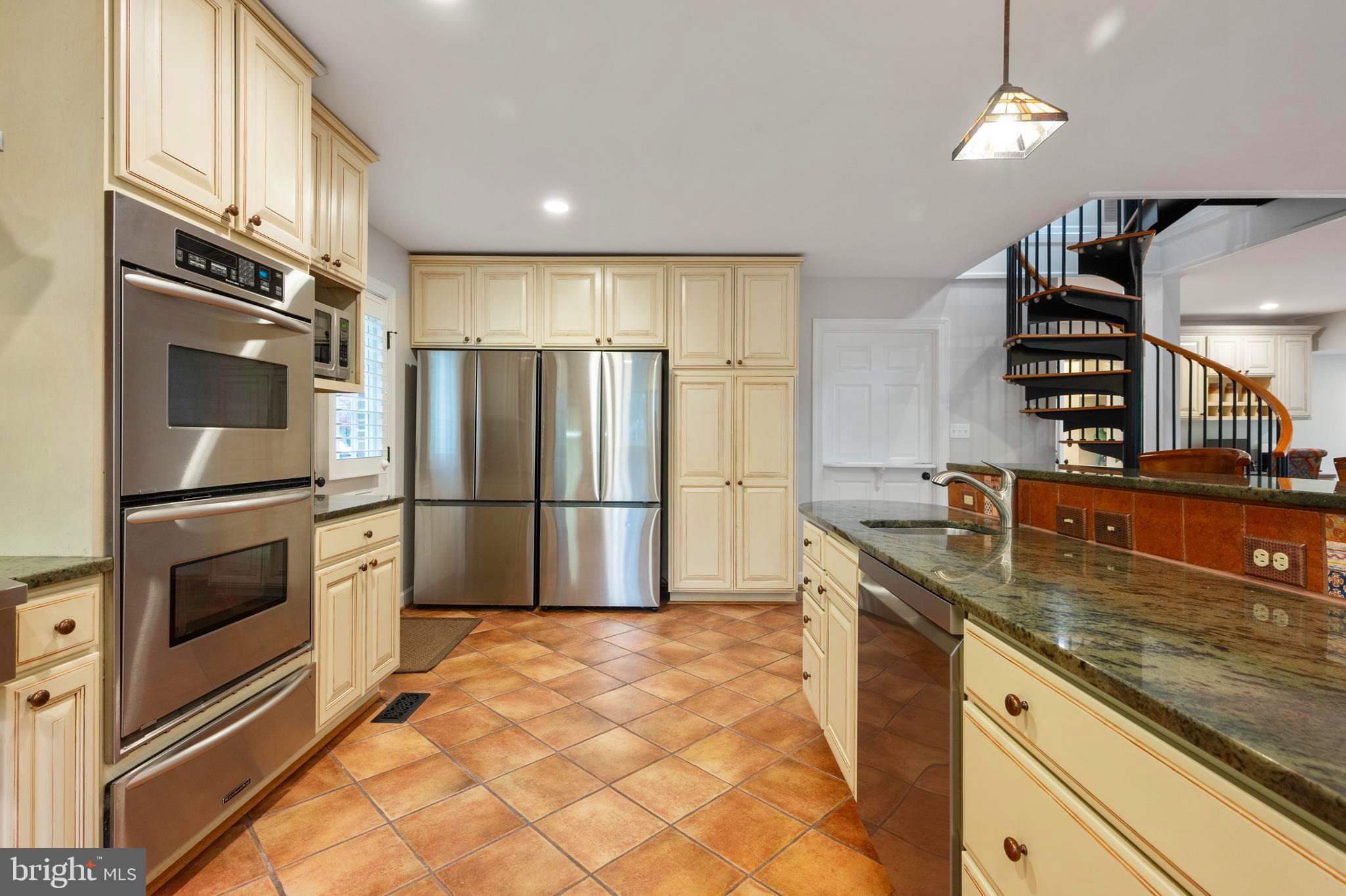 WAYNEWOOD - Residential