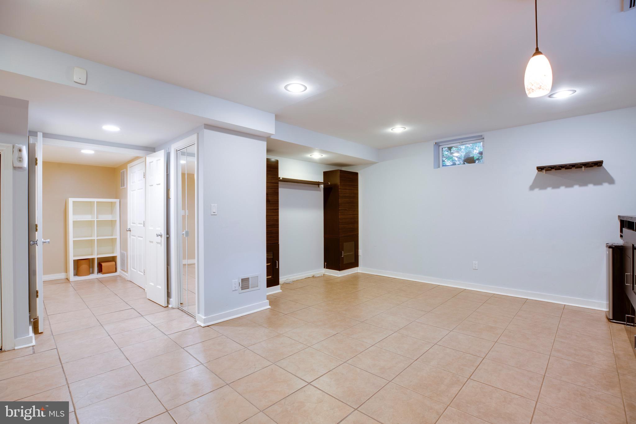 HICKORY HALL ESTATES - Residential Lease