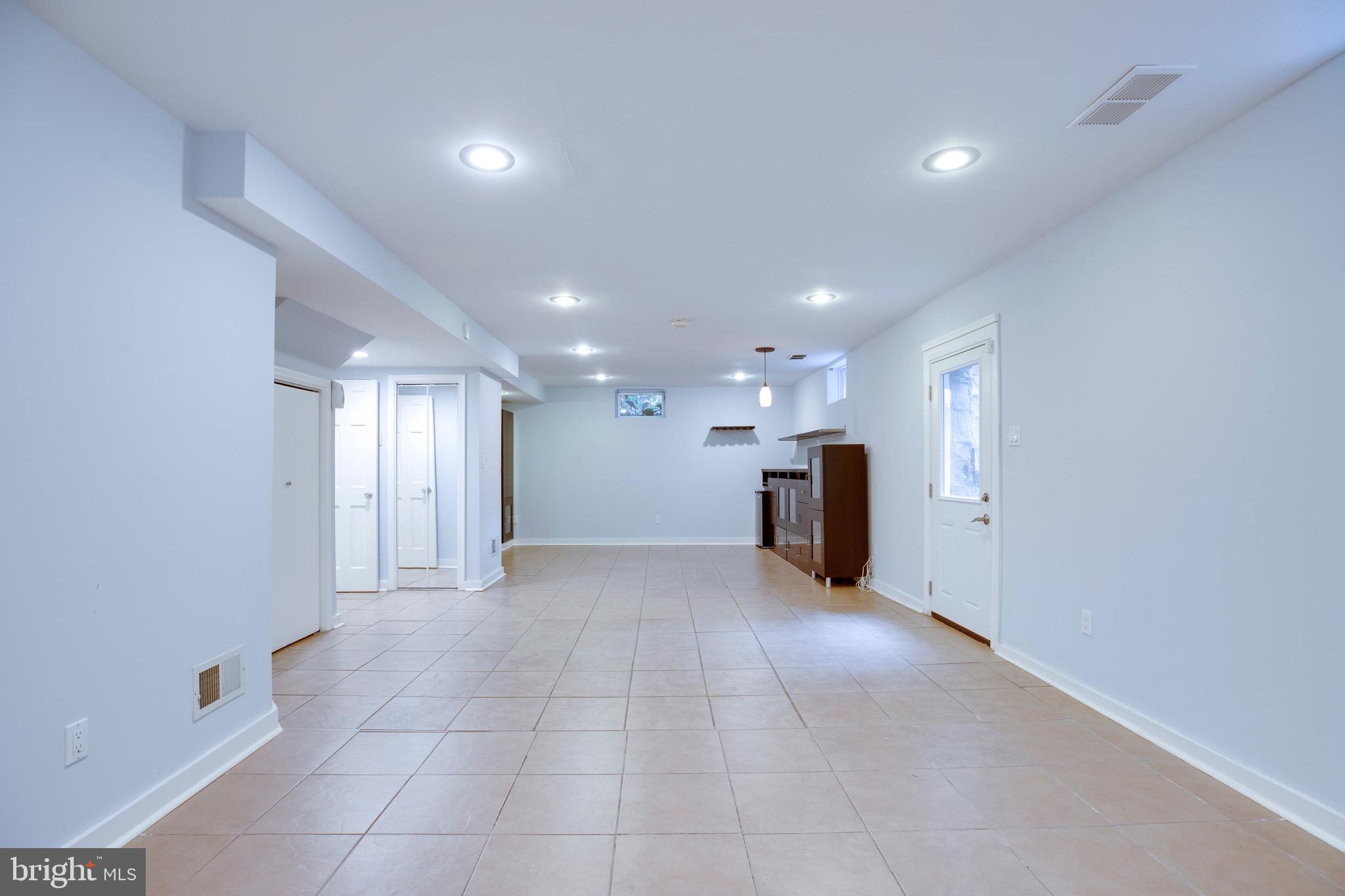 HICKORY HALL ESTATES - Residential Lease