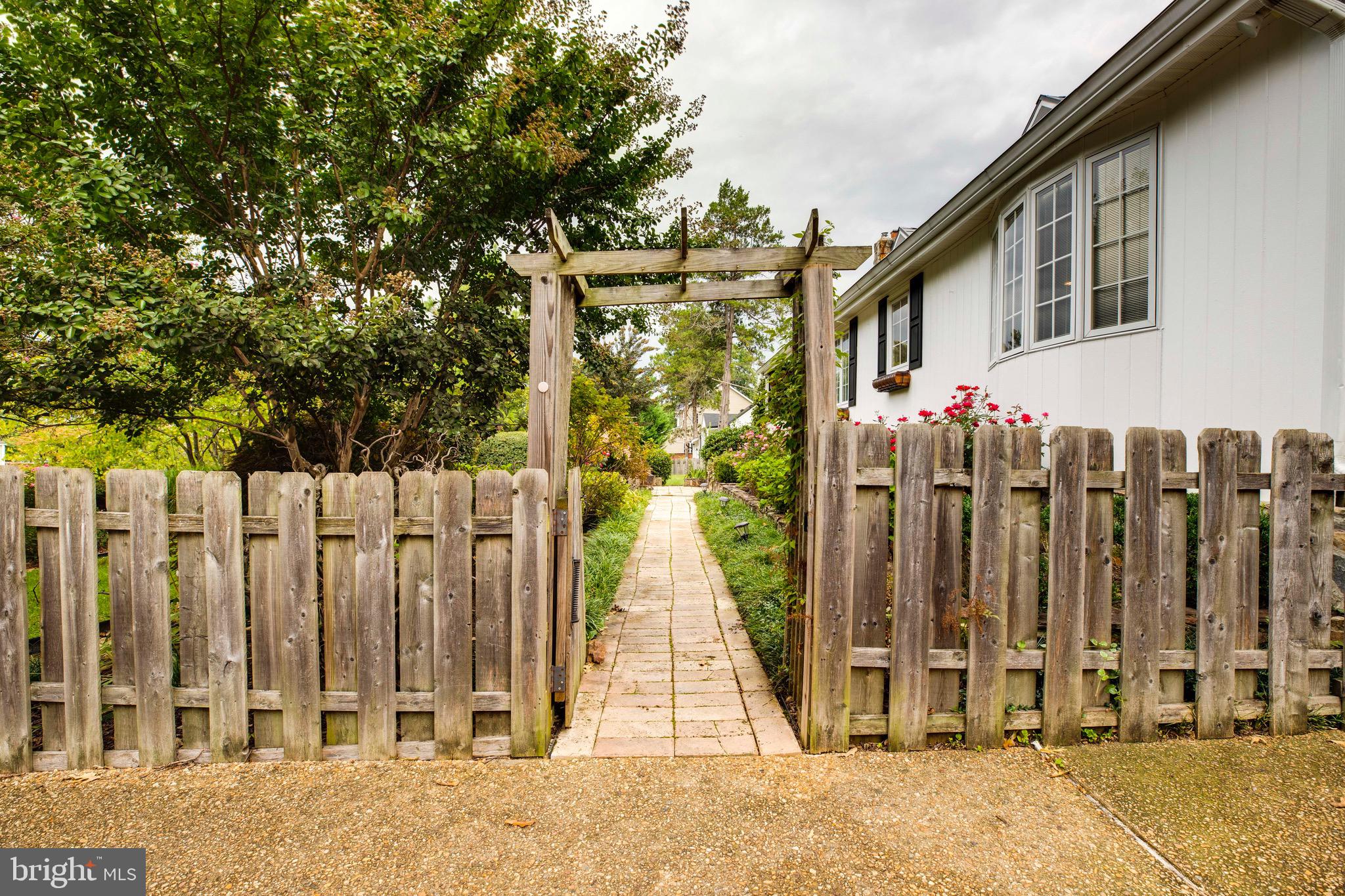 HICKORY HALL ESTATES - Residential Lease