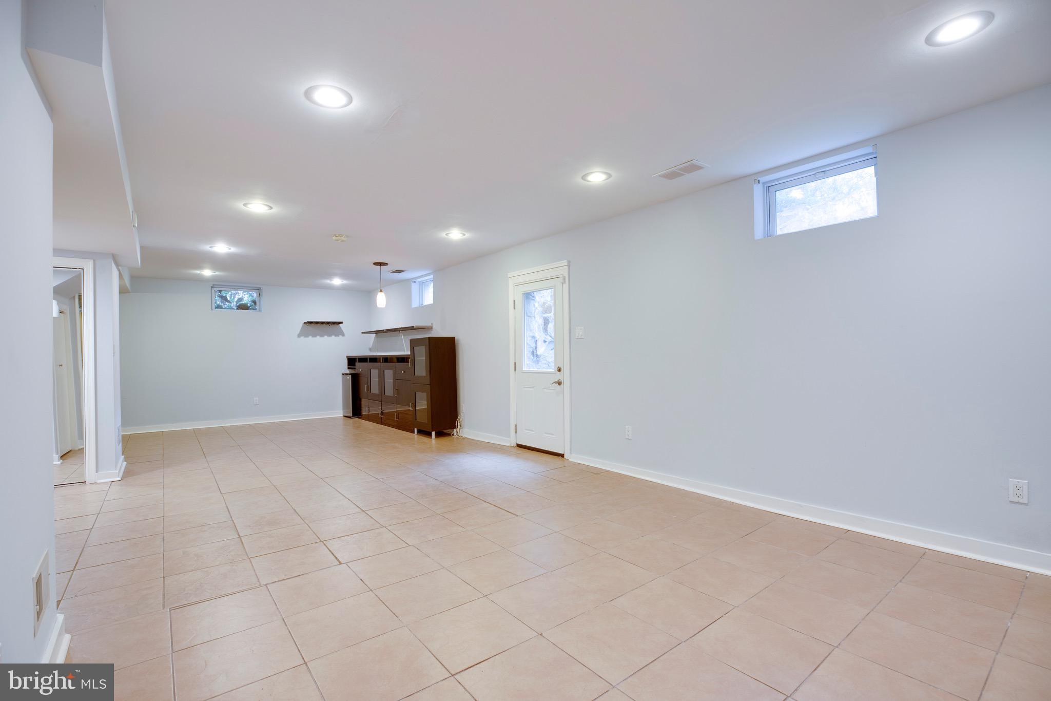 HICKORY HALL ESTATES - Residential Lease