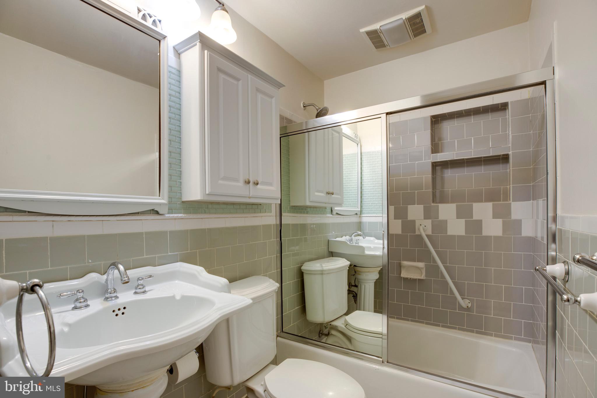 HICKORY HALL ESTATES - Residential Lease