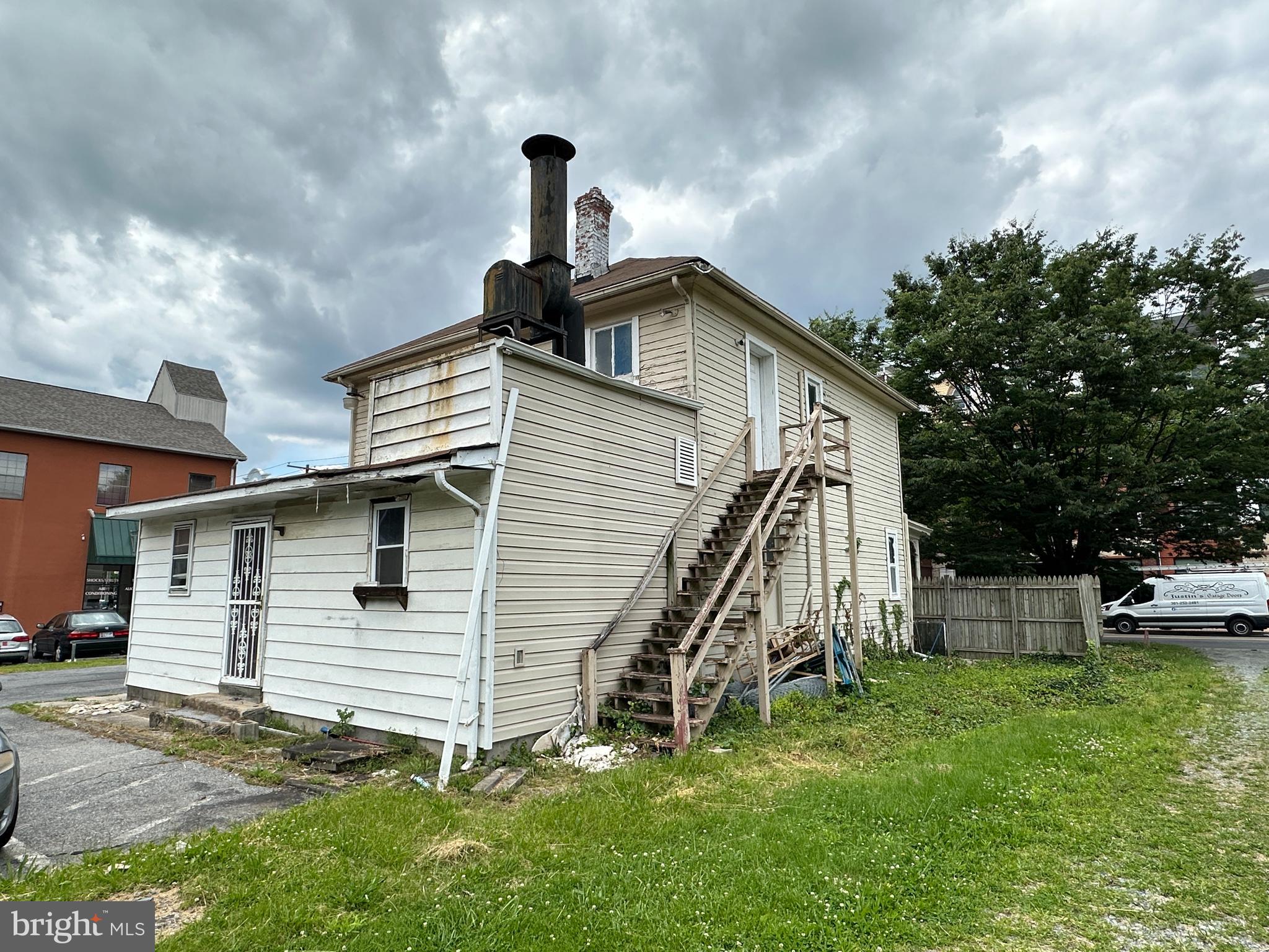 403 E DIAMOND AVENUE