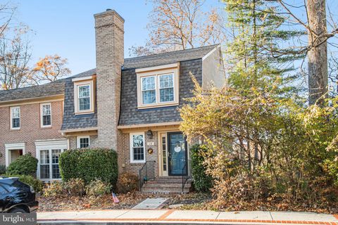 Photo of 18 Bentridge Court, POTOMAC, MD 20854 (MLS # MDMC2207974)