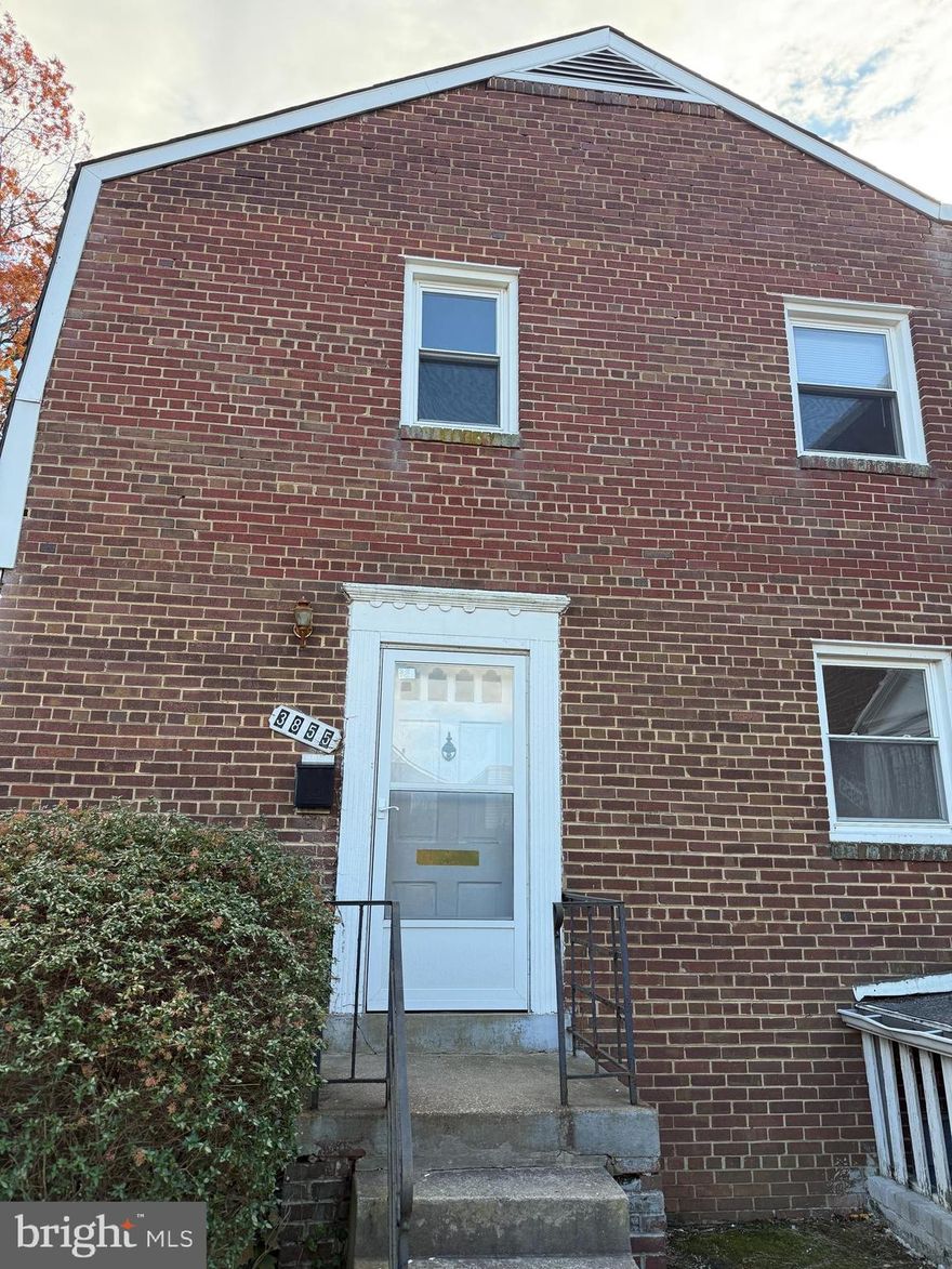 Investor Alert! Price to sell !!
Beautiful the end unit of two story town house style condo is available. Hardwood floor
throughout two bedrooms and one bath. Walking distance to Iverson Mall, close to beltway, public transportation, Andrews AFB and national harbor. Well maintained move-in ready condition but sold as is.