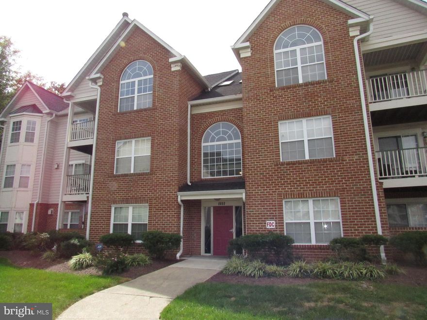 OPEN AND SPACIOUS TOP FLOOR CONDO IS AVAILABLE FOR IMMEDIATE OCCUPANCY!  Features 2 bedroom, 2 full bathrooms, combination living and dining areas, and more.  Located just of the 495 and close to schools, shopping, transportation, and the National Harbor.  Strictly no smoking; pets are OK.  Professionally leased and managed by licensed real estate broker.  Contact us for more information and to schedule a showing appointment.