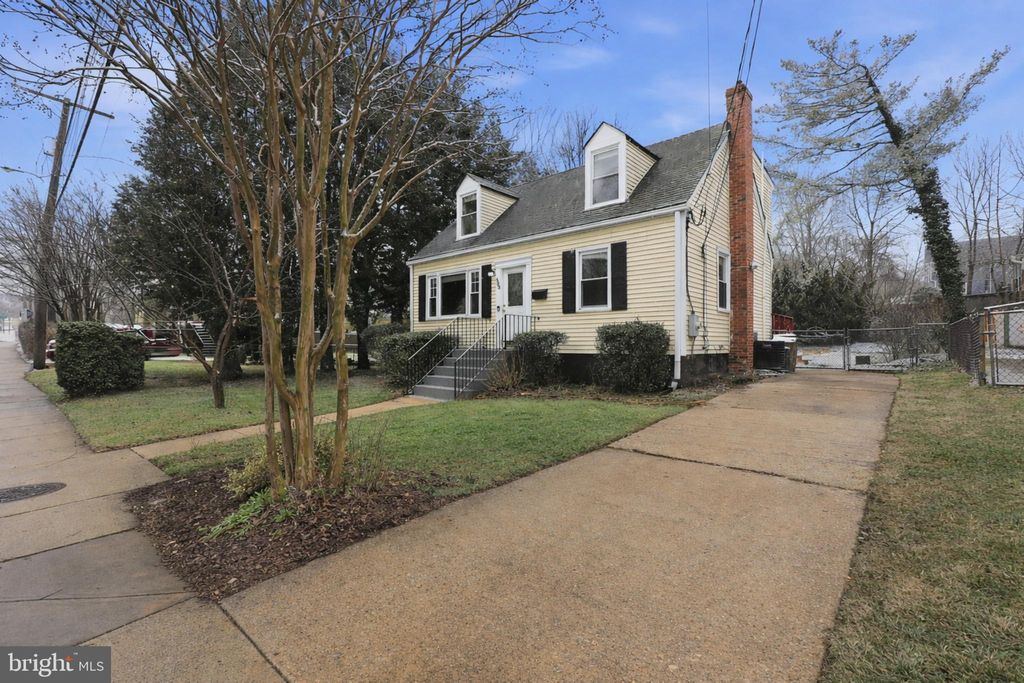 Photo of 503 Grandin Avenue, ROCKVILLE, MD 20850 (MLS # MDMC2218786)