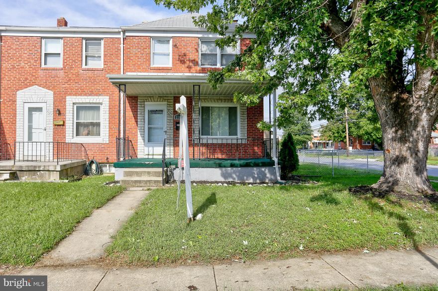 Meticulously maintained, end unit townhouse! 3 bedrooms & 1 full bathroom! Updated kitchen, & Fully finished basement. Exterior includes large fully fenced backyard.