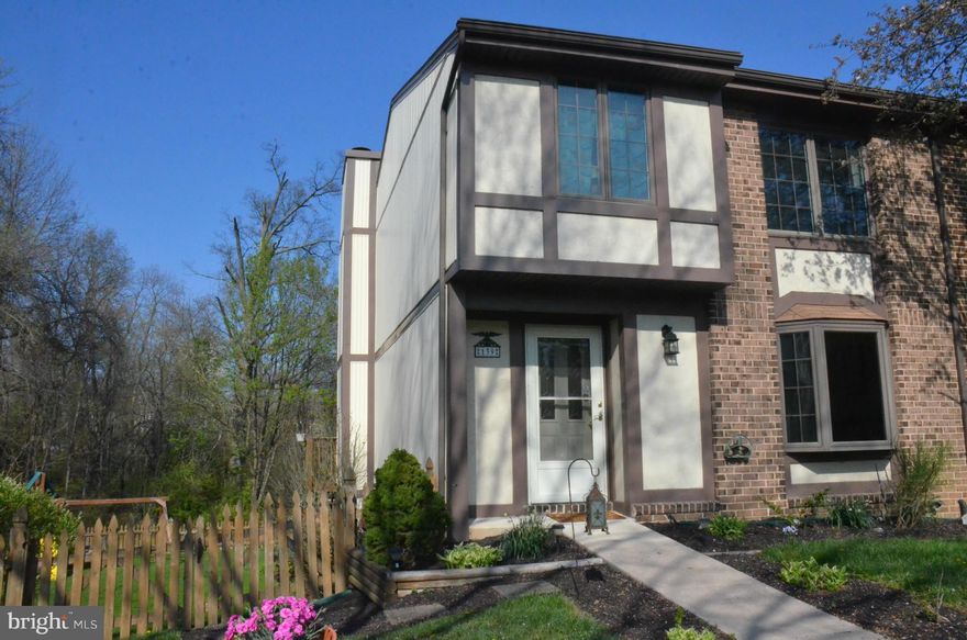 Excellent 4 BRs/2.5 BAs End of group offers spacious open floor plan.NEW Eat-In KIT w/upgrd cabinetry, granite counters, S/S appls & HDWD flrs.Separate LR & DR.Don't miss the Screened-In Deck w/stairs to spacious, level fenced in backyard w/shed & paver patio! Fin LL Family Room & Plenty of Storage.Updates incl - Heat & A/C, siding, KIT, water heater, sump pump, windows & sliders, Mstr BAs & more!