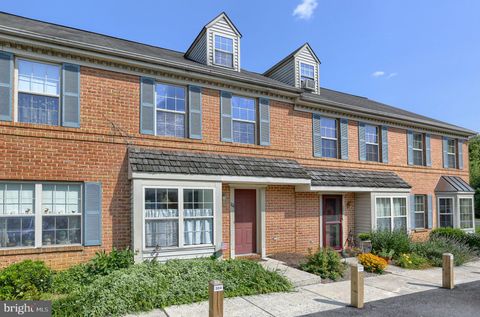 Photo of 304 MEETINGHOUSE LN, LANCASTER, PA 17601 (MLS # PALA2036864)