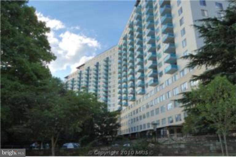 Perfect studio includes utilities, cable tv, and access to all amenities such as party rooms, laundry, fitness room, extra storage, tennis, pool, picnic area, tot lots. Metro access at the foot of the building and grocery store next door. Free parking for one car unassigned.