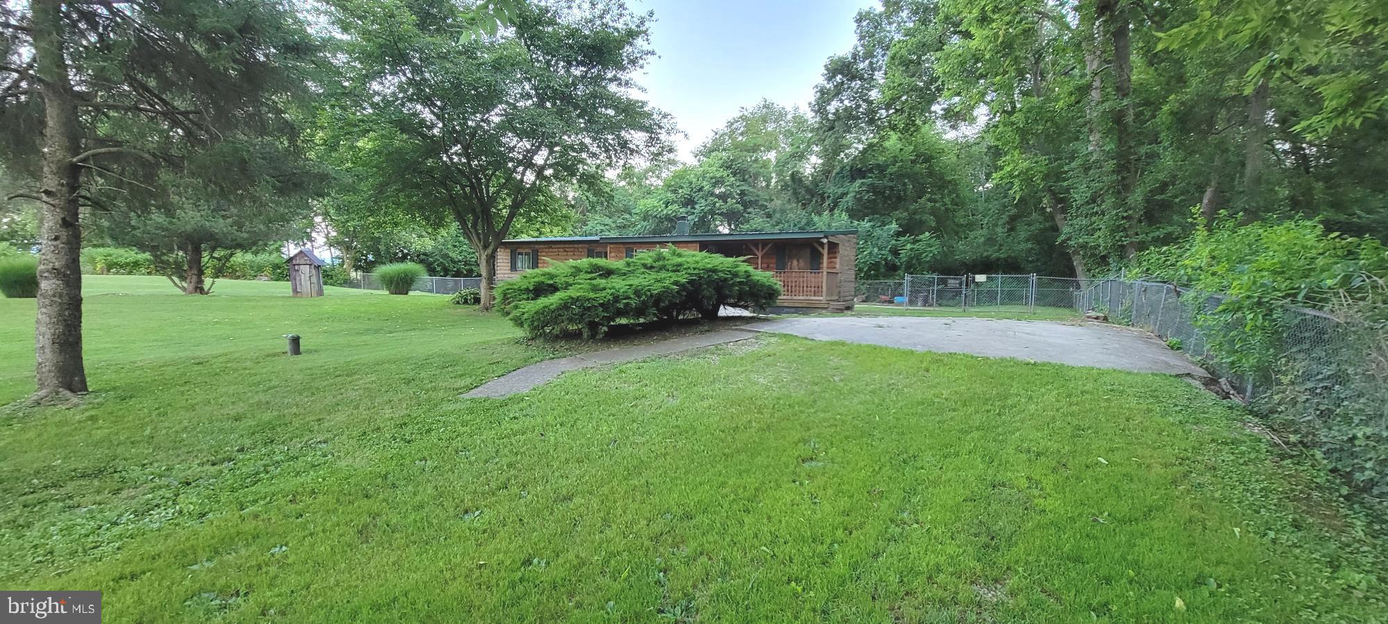Nice location within 3 miles of Dam 4 water access! with fenced backyard to park your boat in! Mobile home without a title on partial foundation. ONLY CASH or equivalent offers will be considered. Selling WHERE IS AS IS.