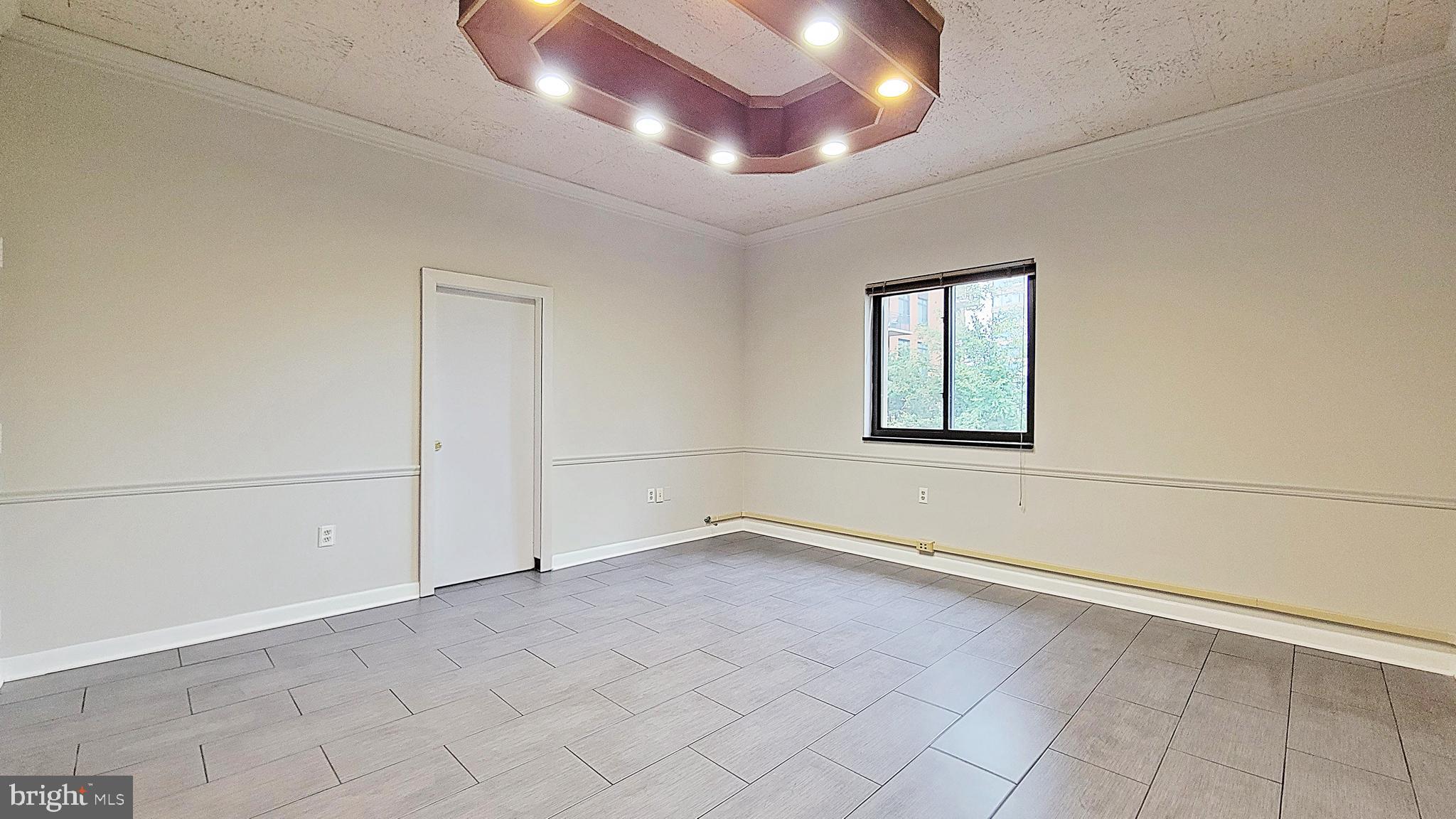 COURTHOUSE - Commercial Lease