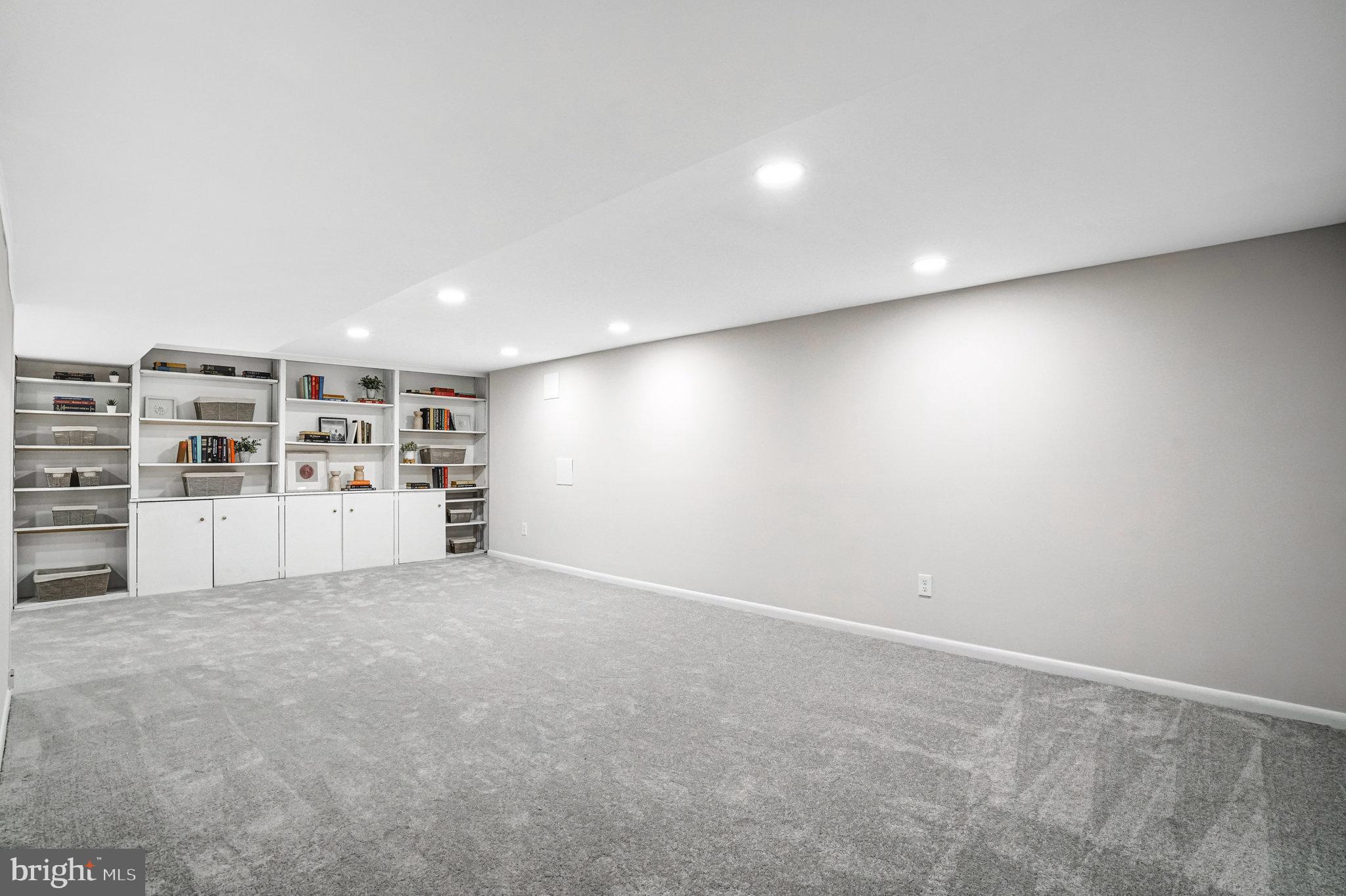 LINCOLNIA HILLS - Residential