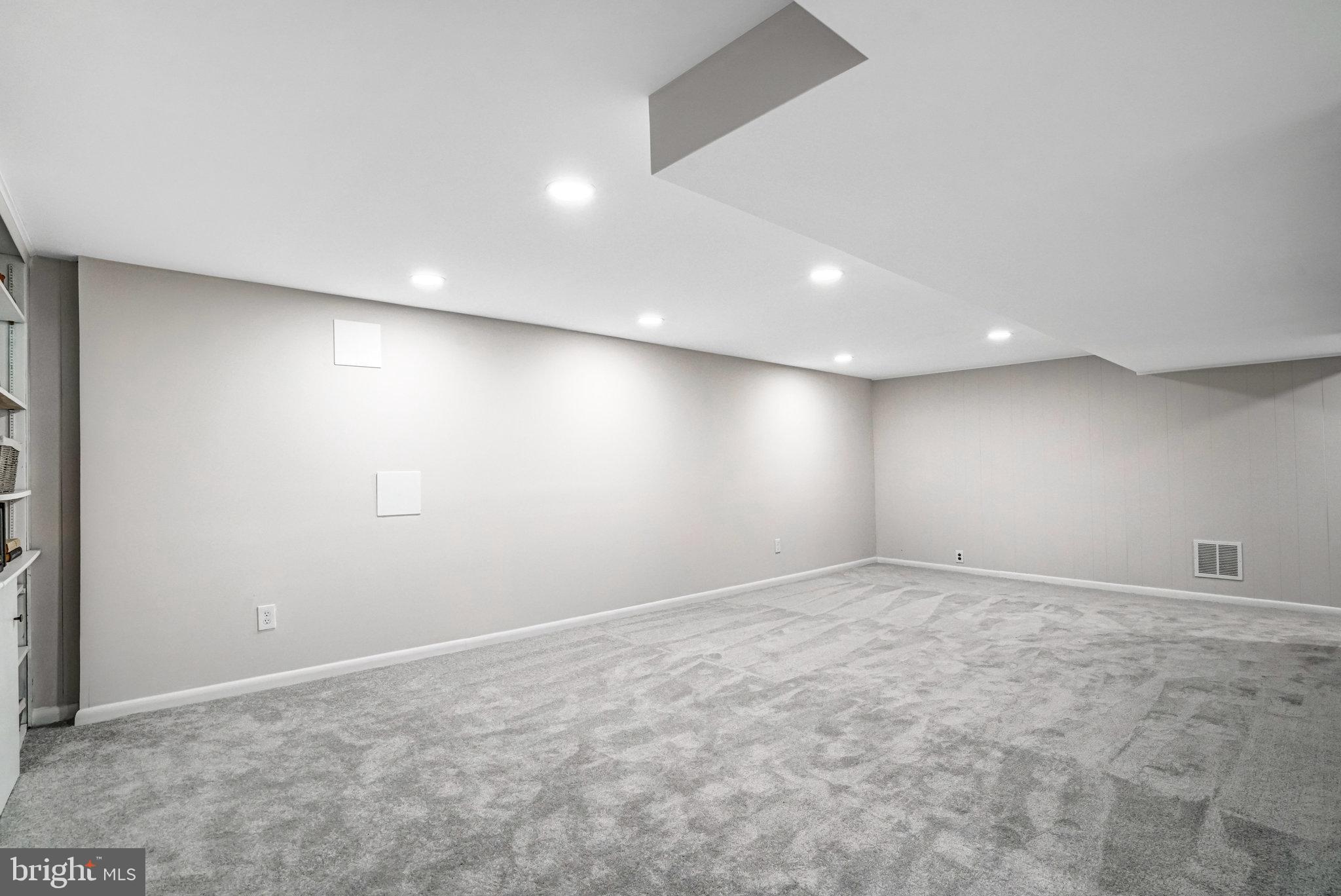 LINCOLNIA HILLS - Residential