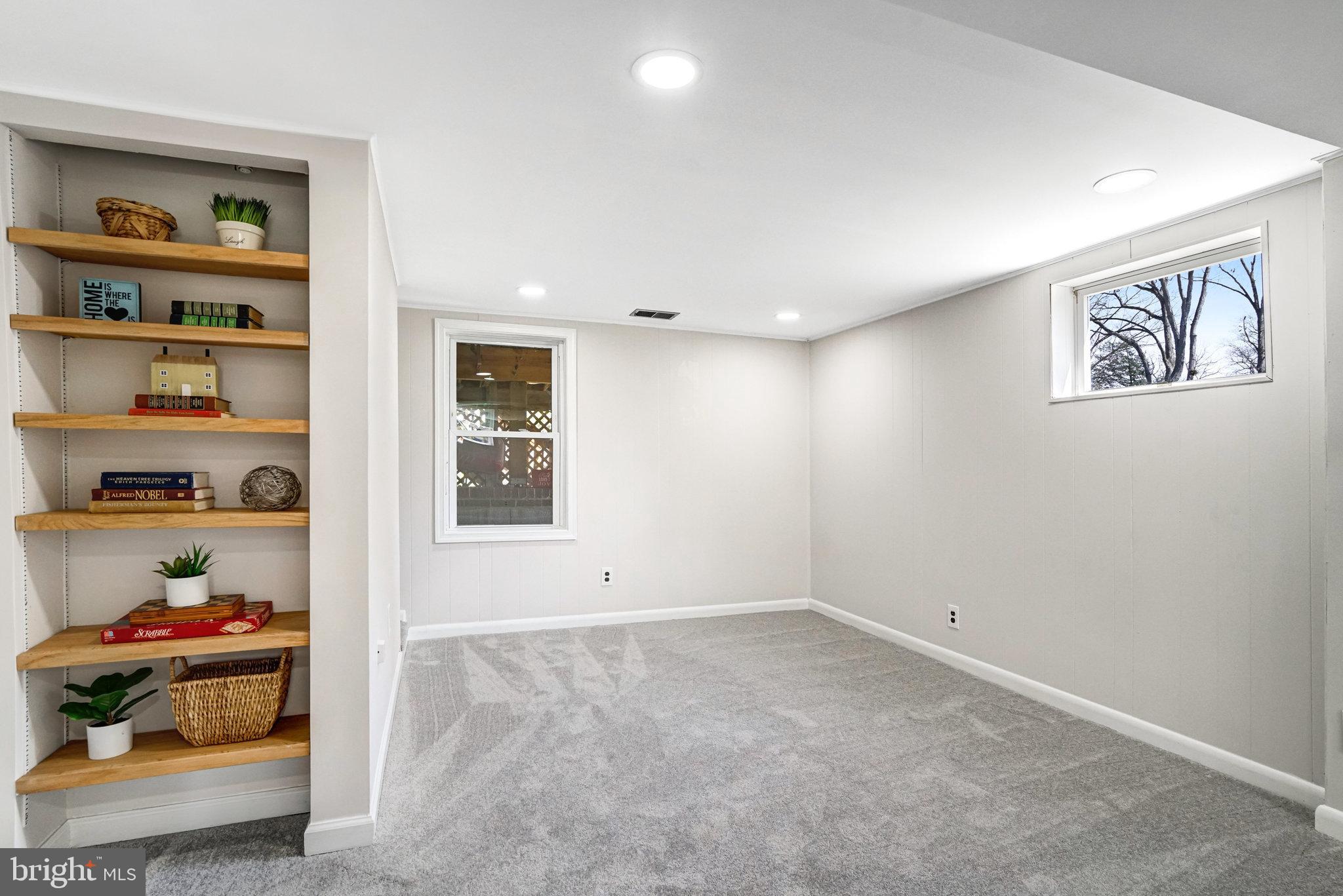 LINCOLNIA HILLS - Residential