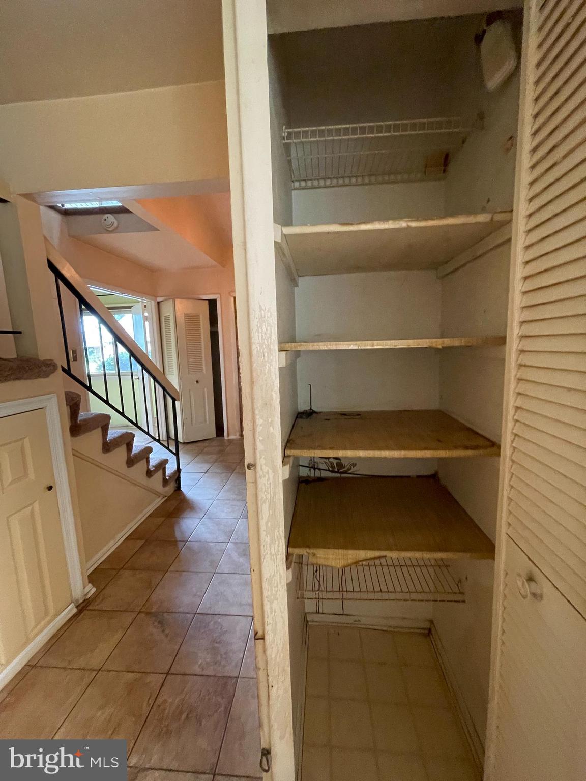 229 W MEADOWLAND LANE W